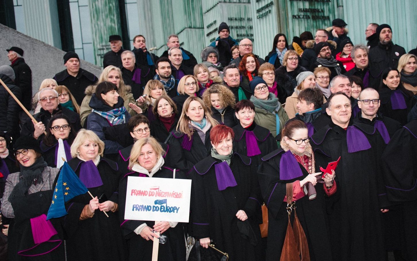 Grafika do artykułu Organizatorzy Marszu 1000 tóg: nie ma zgody na homofobię podczas wspólnego święta praworządności