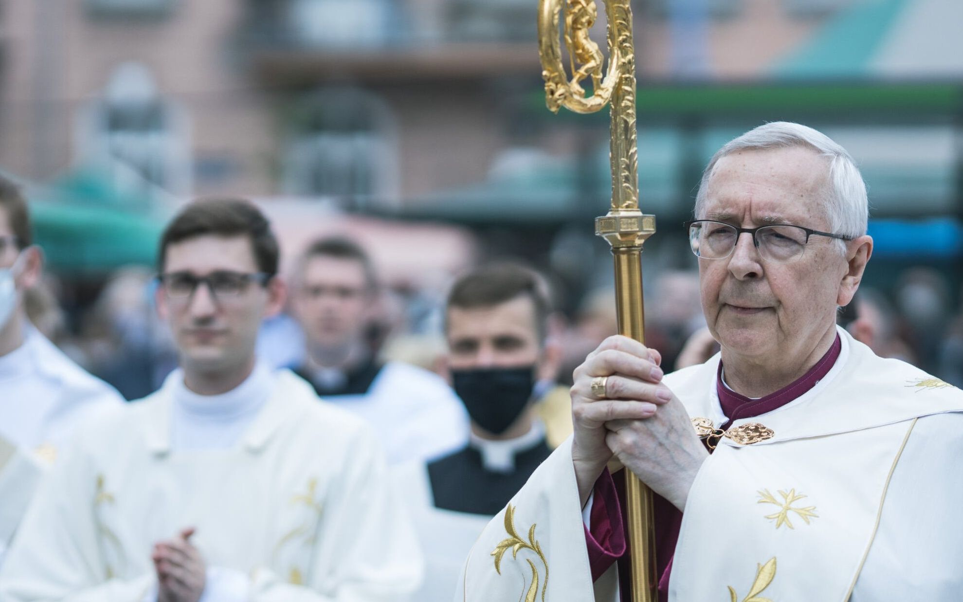 11.06.2020 Poznan . Abp Stanislaw Gadecki podczas procesji Bozego Ciala na trasie z kosciola Bozego Ciala do katedry . Ze wzgledu na epidemie koronawirusa uczestnicy zostali wezwani do noszenia maseczek zakrywajacych nos i usta . Frekwencja dopisala i byla tylko nieznacznie mniejsza od zeszlorocznej . 
Fot. Lukasz Cynalewski / Agencja Gazeta
