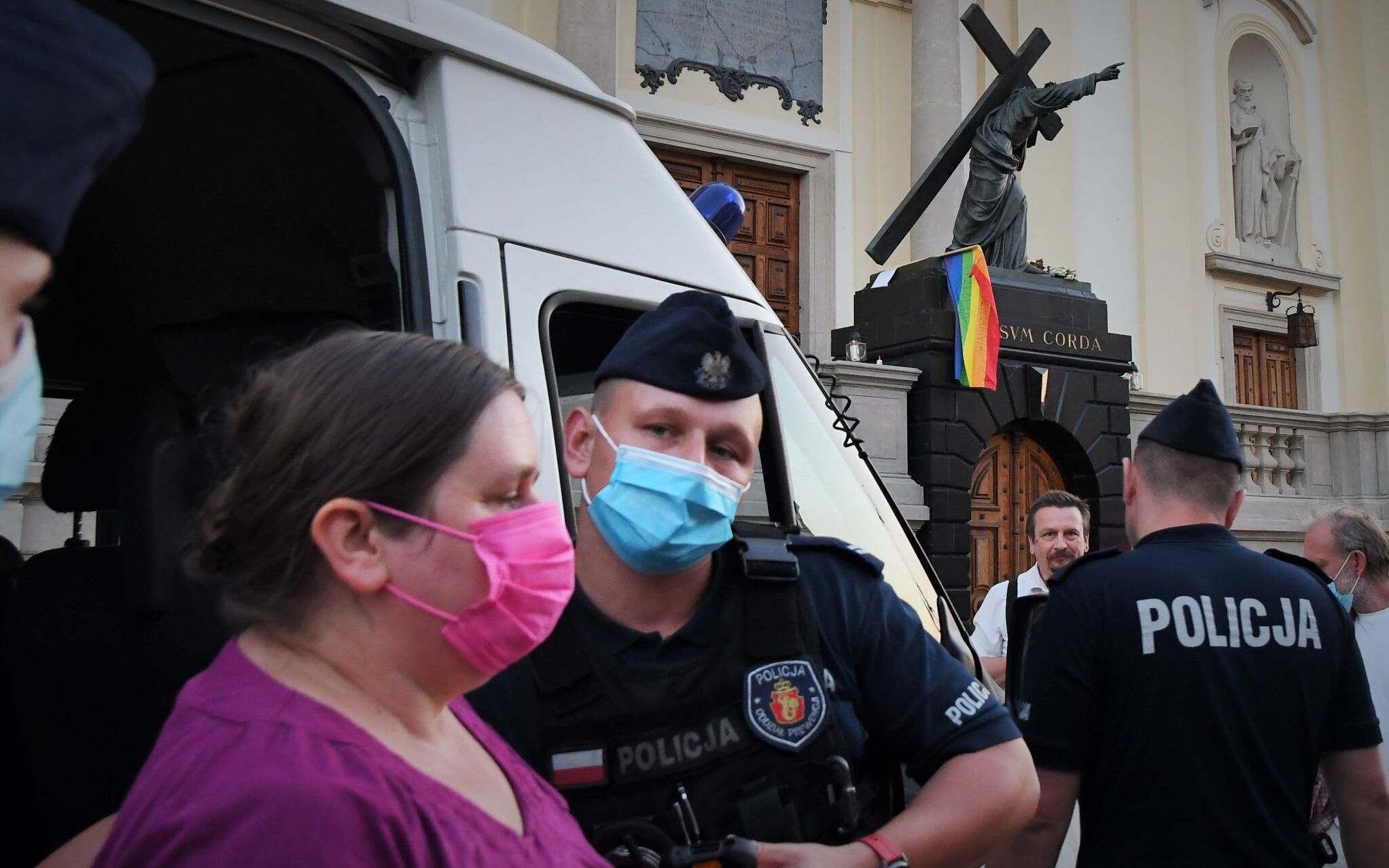 Grafika do artykułu Tęcza wróciła na pomnik. Przetrwała 5 minut, interweniowała policja