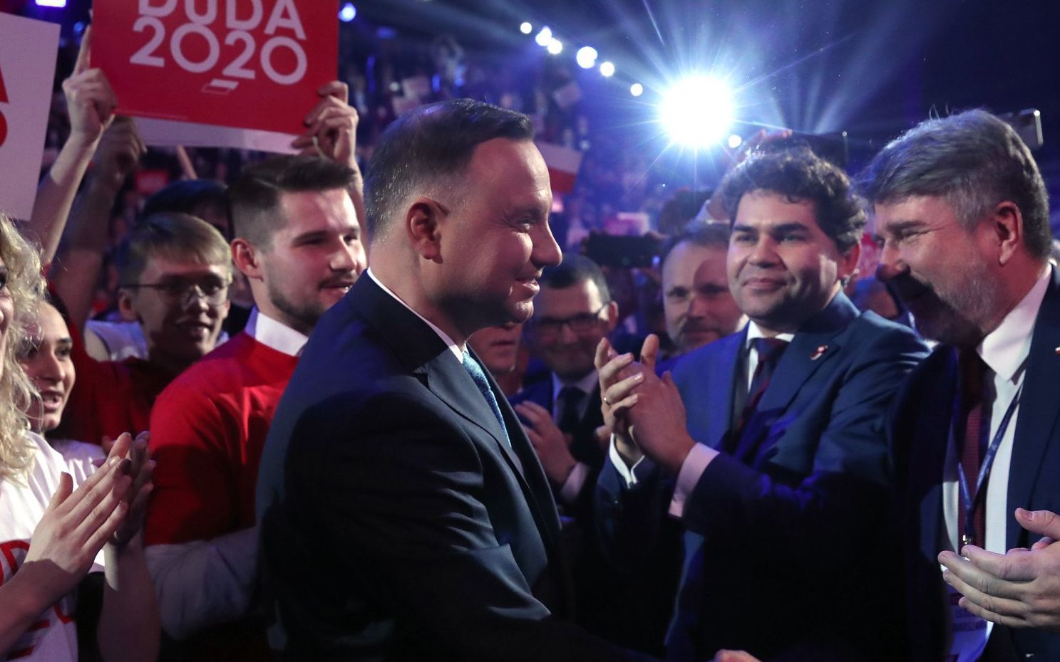 Grafika do artykułu Sojusznik przeciwników UE i NATO na zapleczu Dudy. Kim jest młody człowiek, który kroczył za prezydentem?