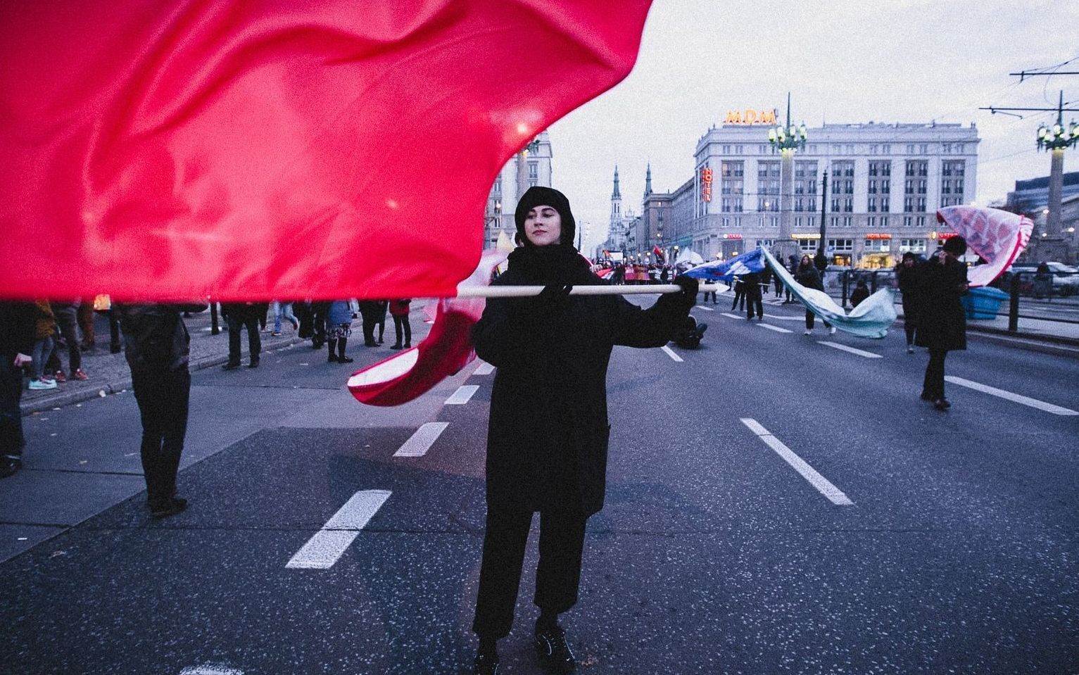 Grafika do artykułu Na ***** *** się nie skończy. Lewicowość młodych zwiastuje potężną zmianę