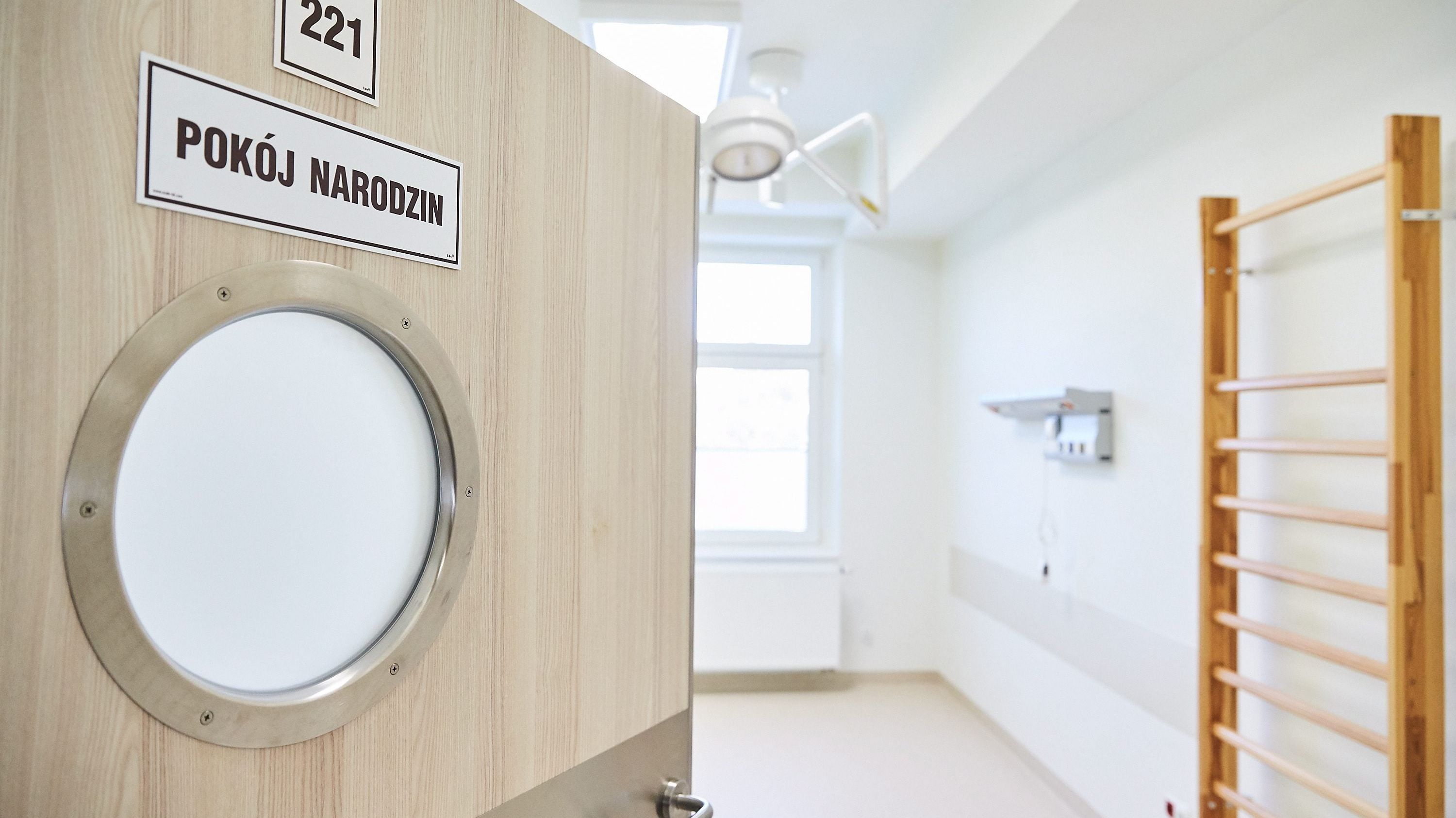 drzwi z napisem POKÓJ NARODZIN