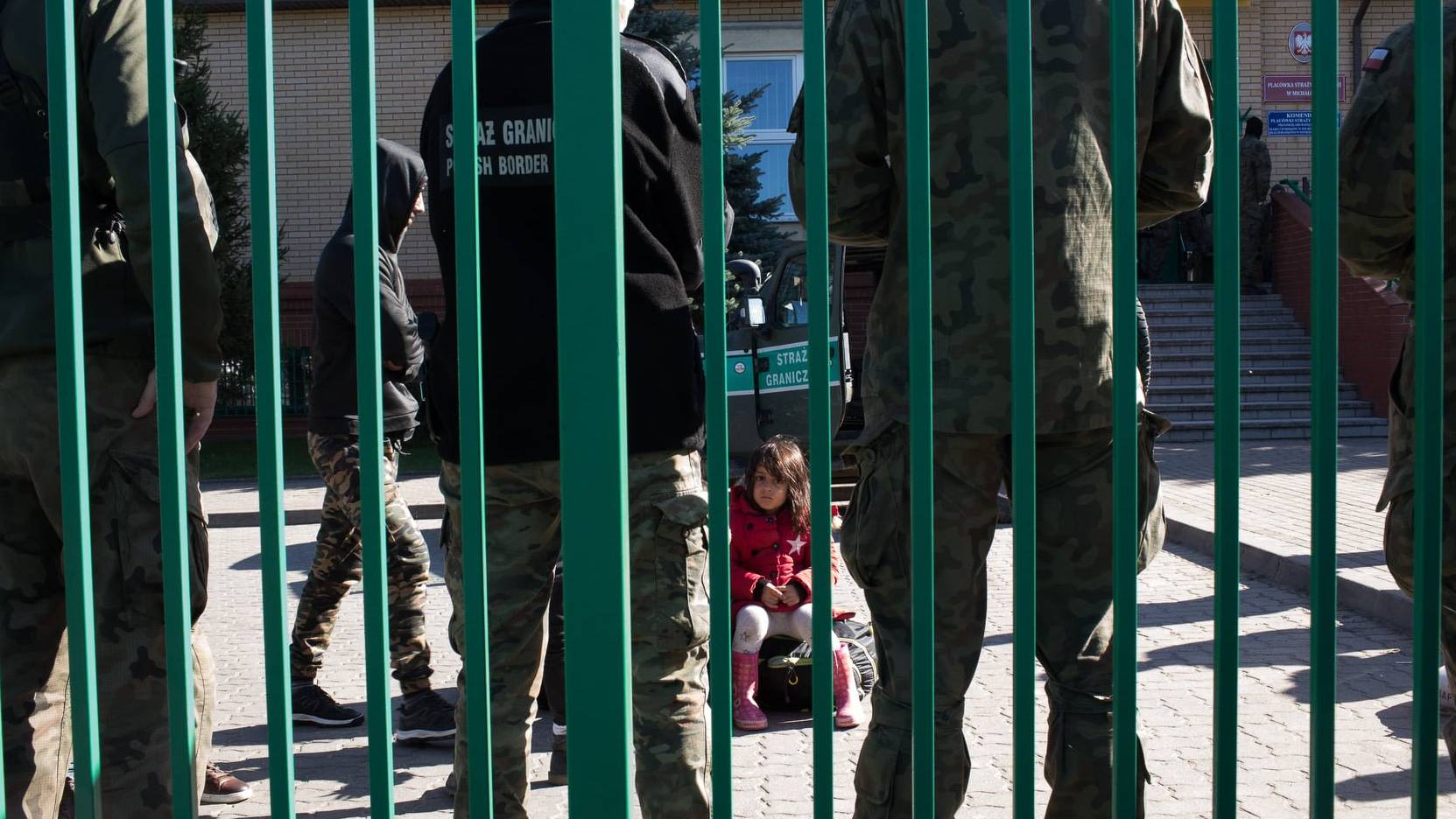 wo, strażnicy pilnują dzieci po przekroczeniu granicy