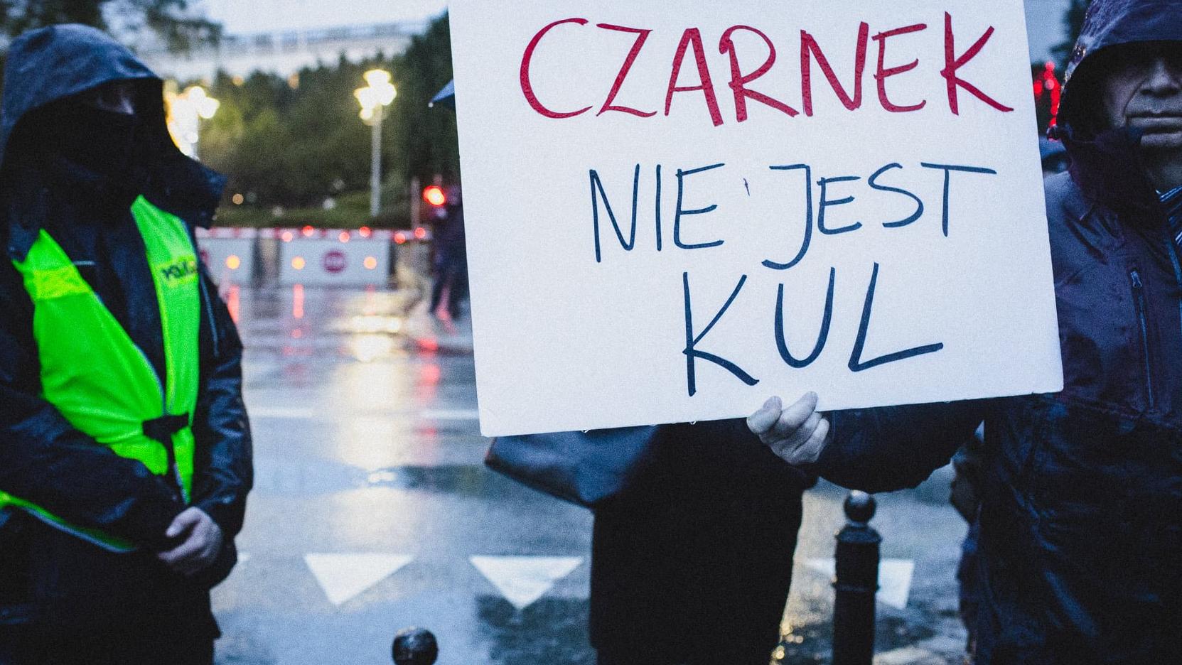 Demonstracja pod Sejme, Plakat z napisem "Czarnek nie jest KUL"