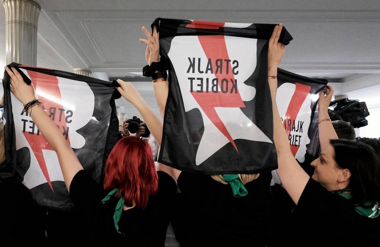 Aktywistki Ogólnopolskiego Strajku Kobiet z plakatami Strajku Kobiet w Sejmie