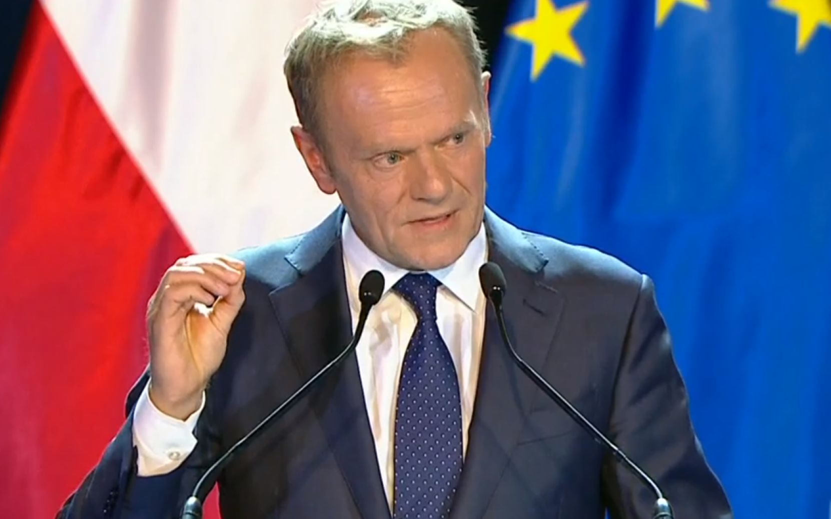 Grafika do artykułu Chciałbym, żeby rządziło słowo „i”. Tusk o Konstytucji i Polsce. 21 cytatów