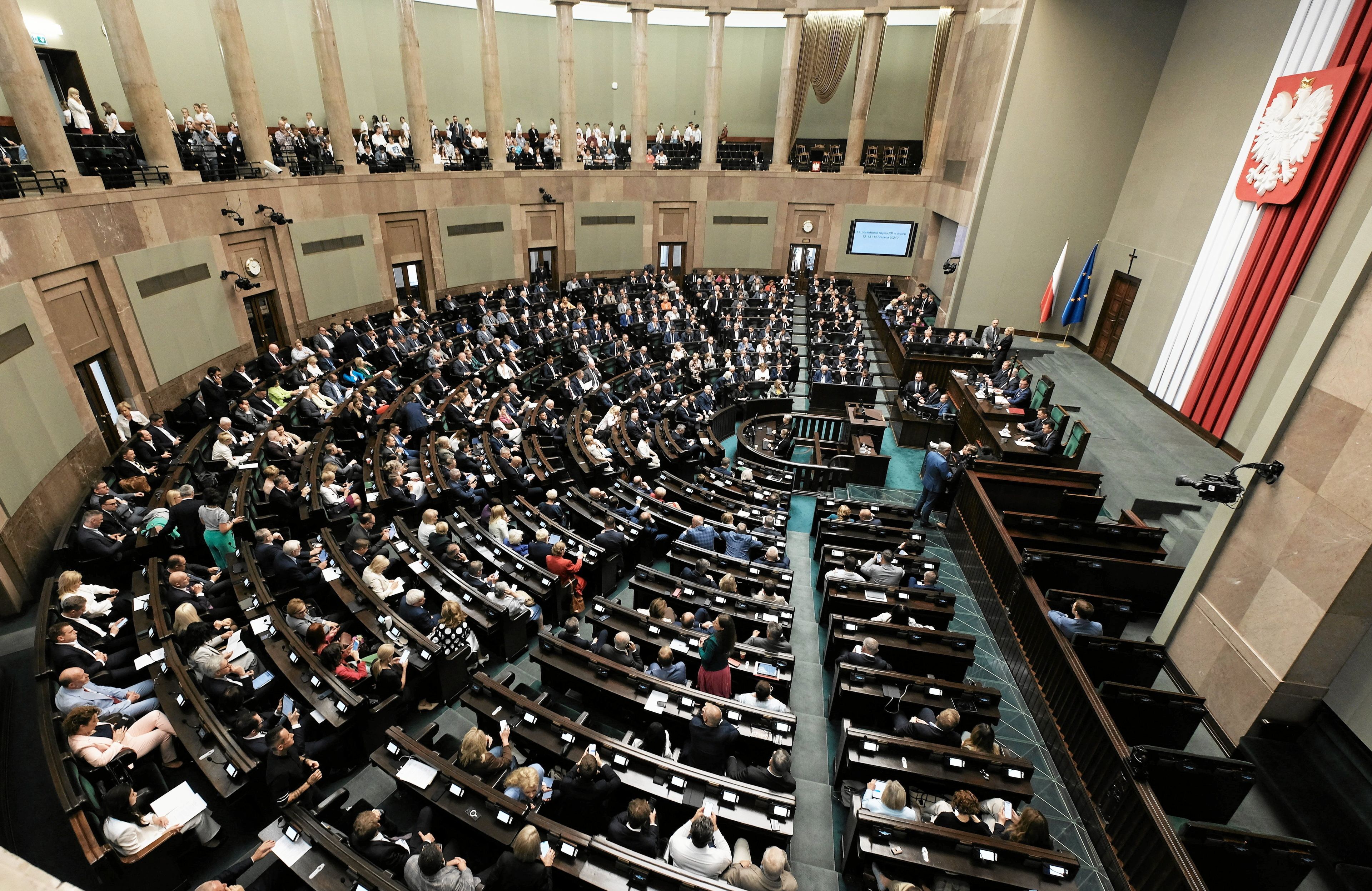 Sala sejmowa i zasiadający w niej posłowie i posłanki widziani z góry