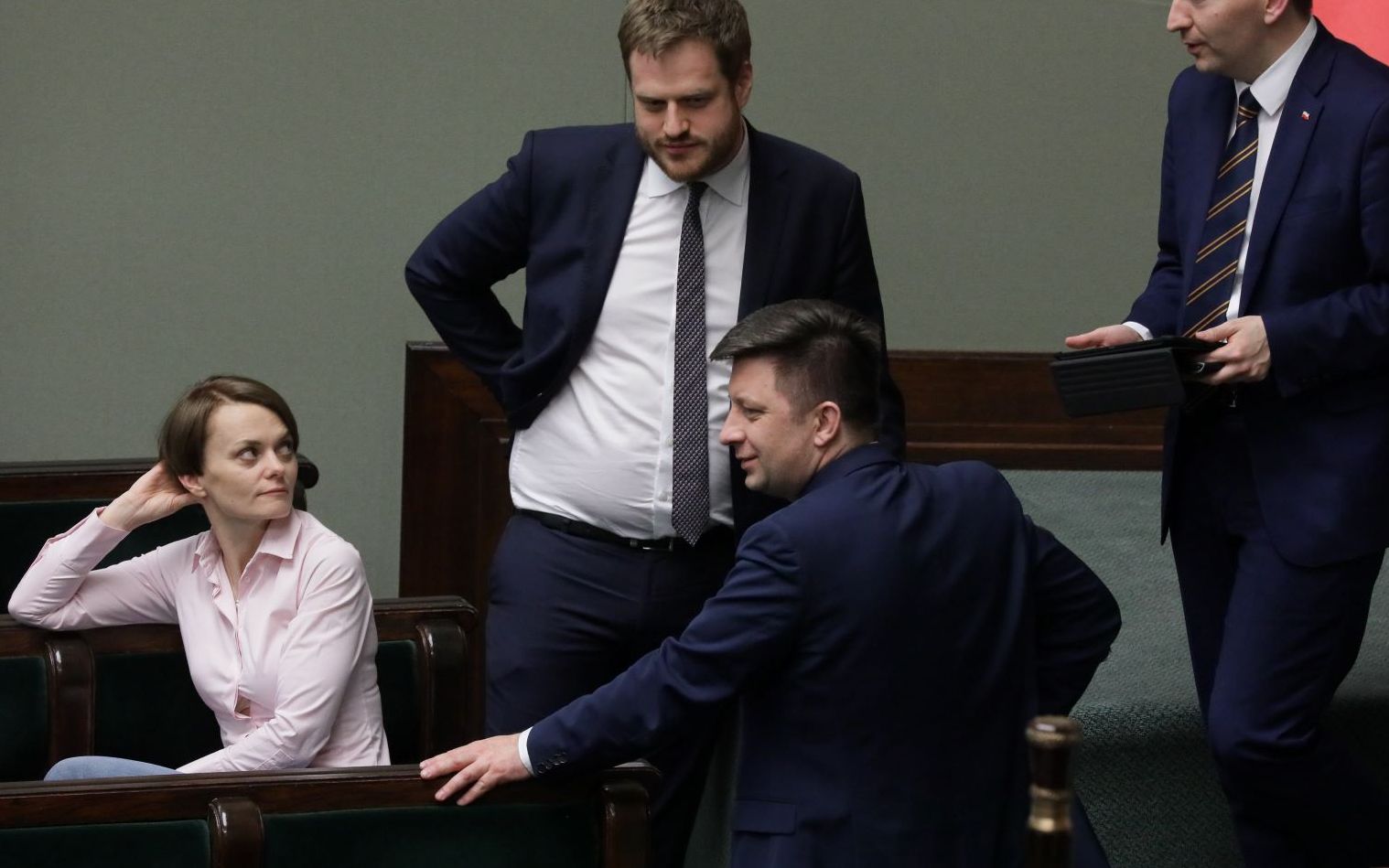 Grafika do artykułu Za mało, za późno, a PiS puchnie z dumy. Przyjęty nocą pakiet antykryzysowy nie ochroni nas w recesji
