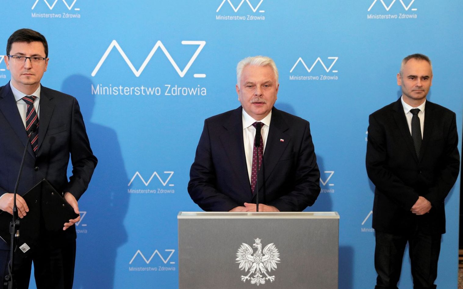 Grafika do artykułu Wiceminister zdrowia atakuje lekarzy: Bagatelizują procedury. Ostra reakcja: Premierze, żądamy dymisji