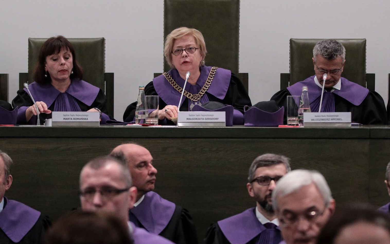 Grafika do artykułu Sędzia Wróbel objaśnia uchwałę SN: Nikt z nas nie chce, byśmy żyli w kraju, gdzie są sędziowie "nasi" i "wasi"