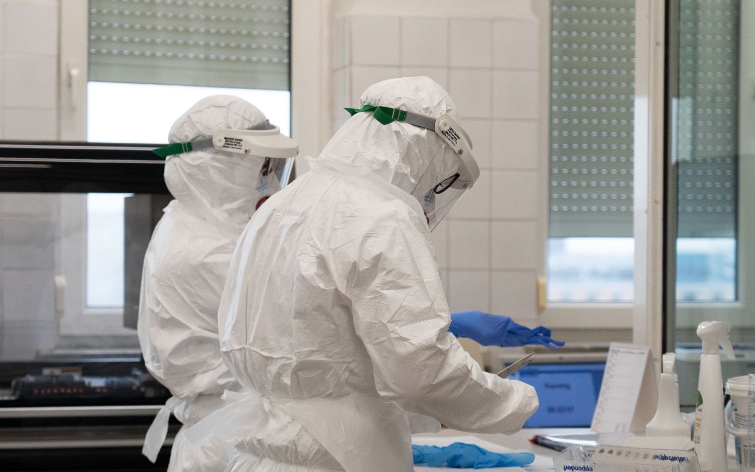 Grafika do artykułu 5 ofiar koronawirusa dodatkowym dowodem, że zasięg epidemii jest większy. A testów wciąż bardzo mało