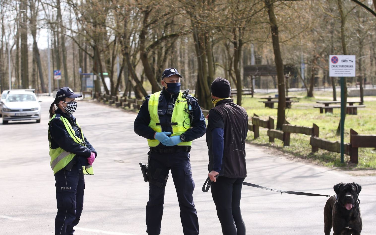 Grafika do artykułu Wrócił PRL-owski "Pan Władza"? Policja traktuje obywateli jak niesforne dzieci, a rządzący są nietykalni