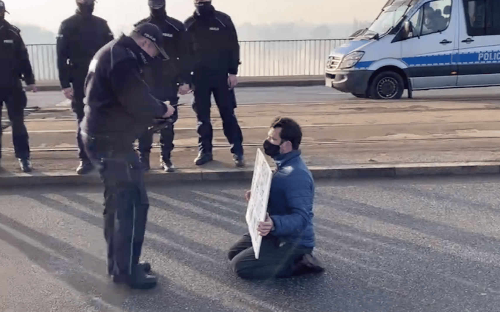 Grafika do artykułu Aktywista klimatyczny sam na moście i zastępy policji. Kazali „zasłaniać”