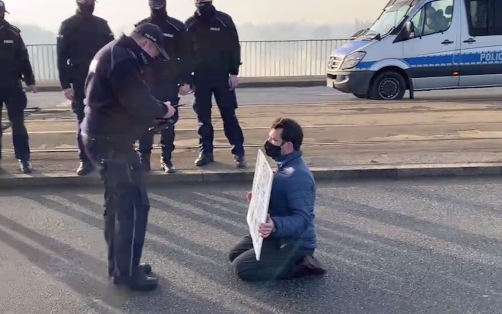 Grafika do artykułu Aktywista klimatyczny sam na moście i zastępy policji. Kazali „zasłaniać”