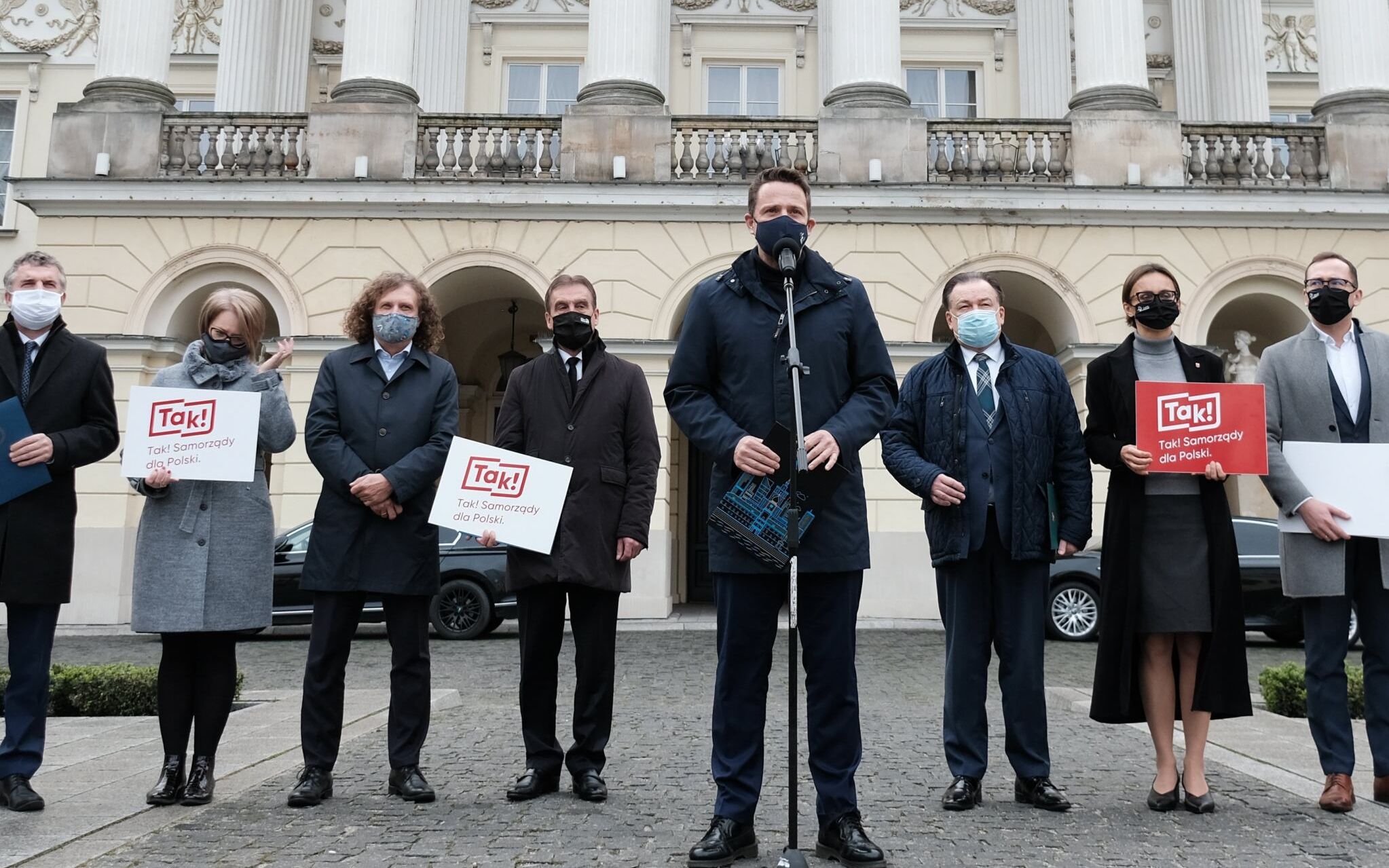 17.11.2020 Warszawa , plac Bankowy . Urzad miasta stolecznego Warszawy . Od lewej: burmistrz Wieliczki Artur Koziol , burmistrz Lomianek Malgorzata Zebrowska - Piotrak , prezydent Sopotu i czlonek zarzadu Zwiazku Miast Polskich Jacek Karnowski , wojt Korycina Miroslaw Lech , prezydent Warszawy Rafal Trzaskowski , marszalek wojewodztwa mazowieckiego Adam Struzik , wojt gminy Izabelin Dorota Zmarzlak , zastepca wojta gminy Izabelin Michal Postek podczas konferencji prasowej samorzadowcow dotyczacej finansow samorzadow .
Fot. Slawomir Kaminski / Agencja Gazeta