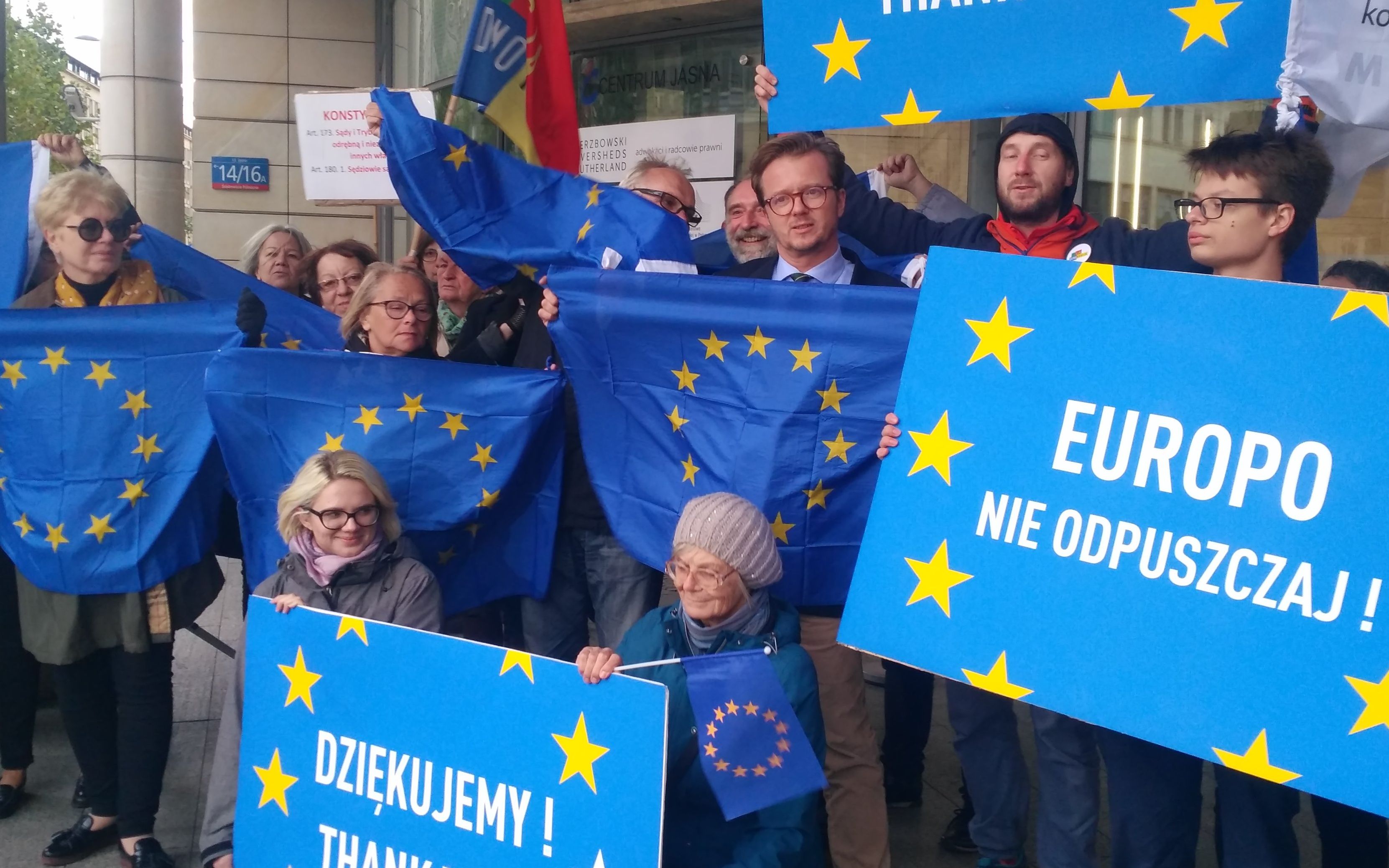 Grafika do artykułu Sondaż OKO.press: Trybunał Sprawiedliwości UE ma prawo zatrzymać zamach PiS na sądy