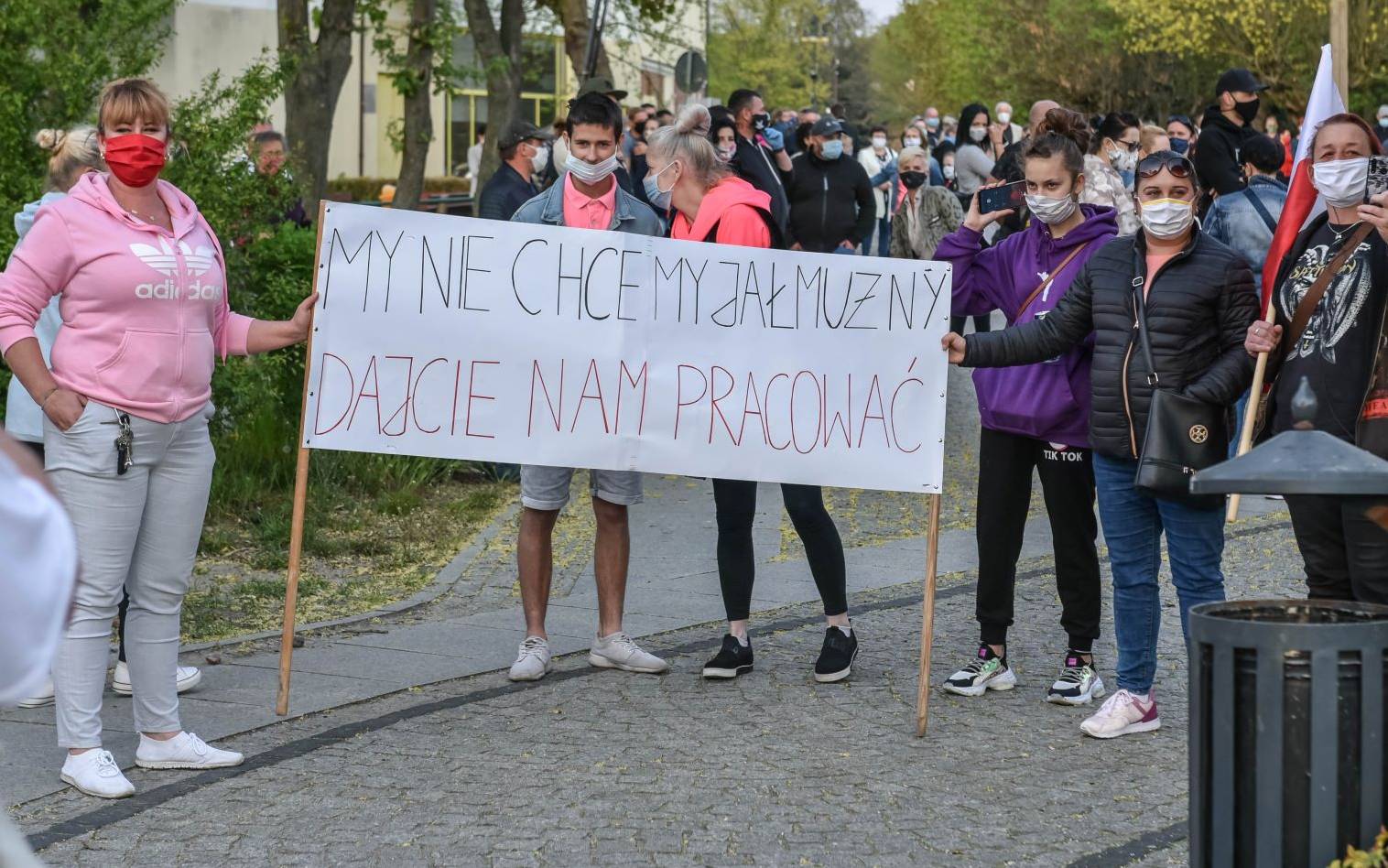 Grafika do artykułu W Cieszynie tysiąc osób pokazało czerwoną kartkę rządom PiS: "Precz z dyktaturą!". Relacja z protestu