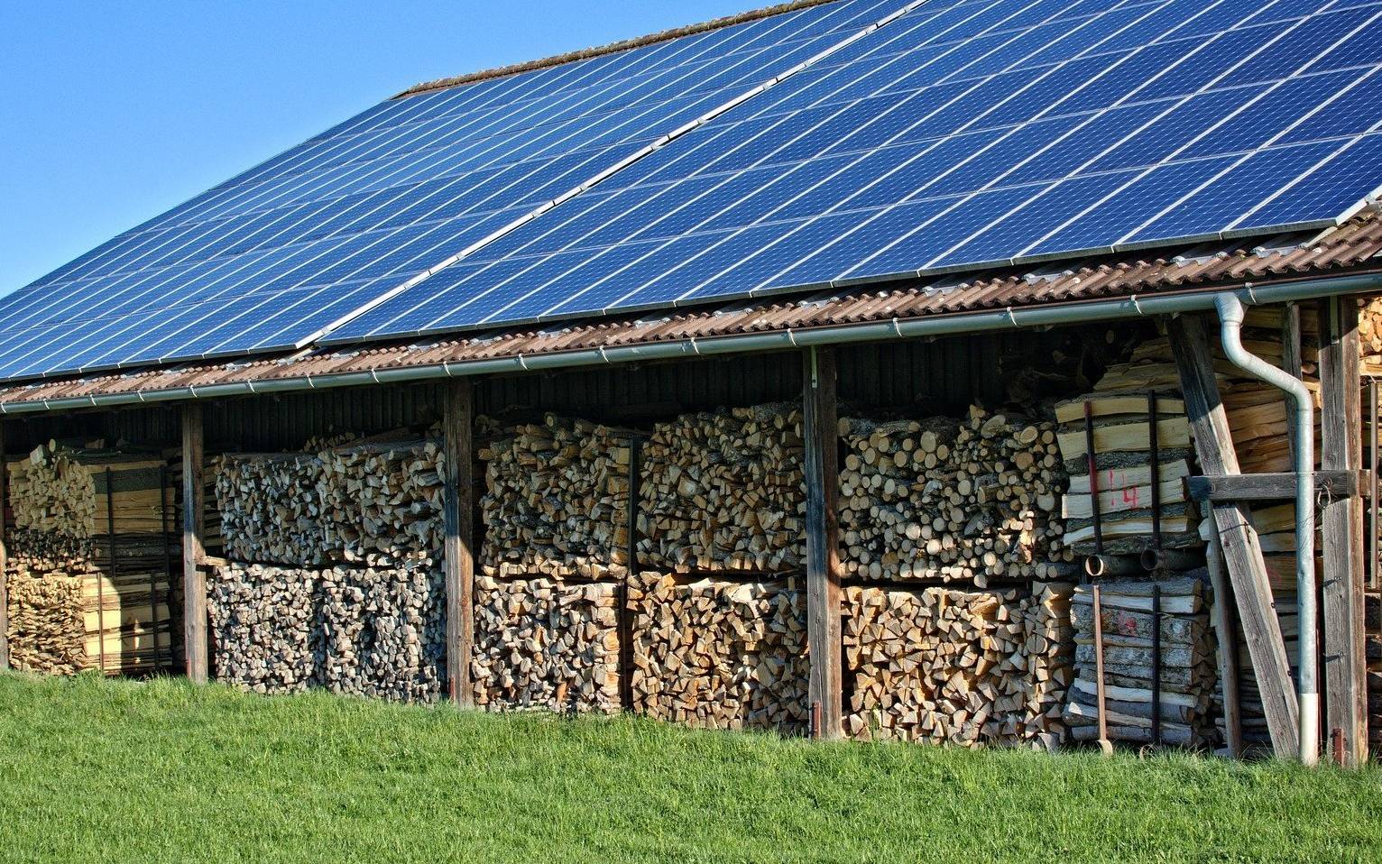 Grafika do artykułu Polacy pokochali prąd ze słońca. Panele na dachu, to miliony ton CO2 mniej w powietrzu