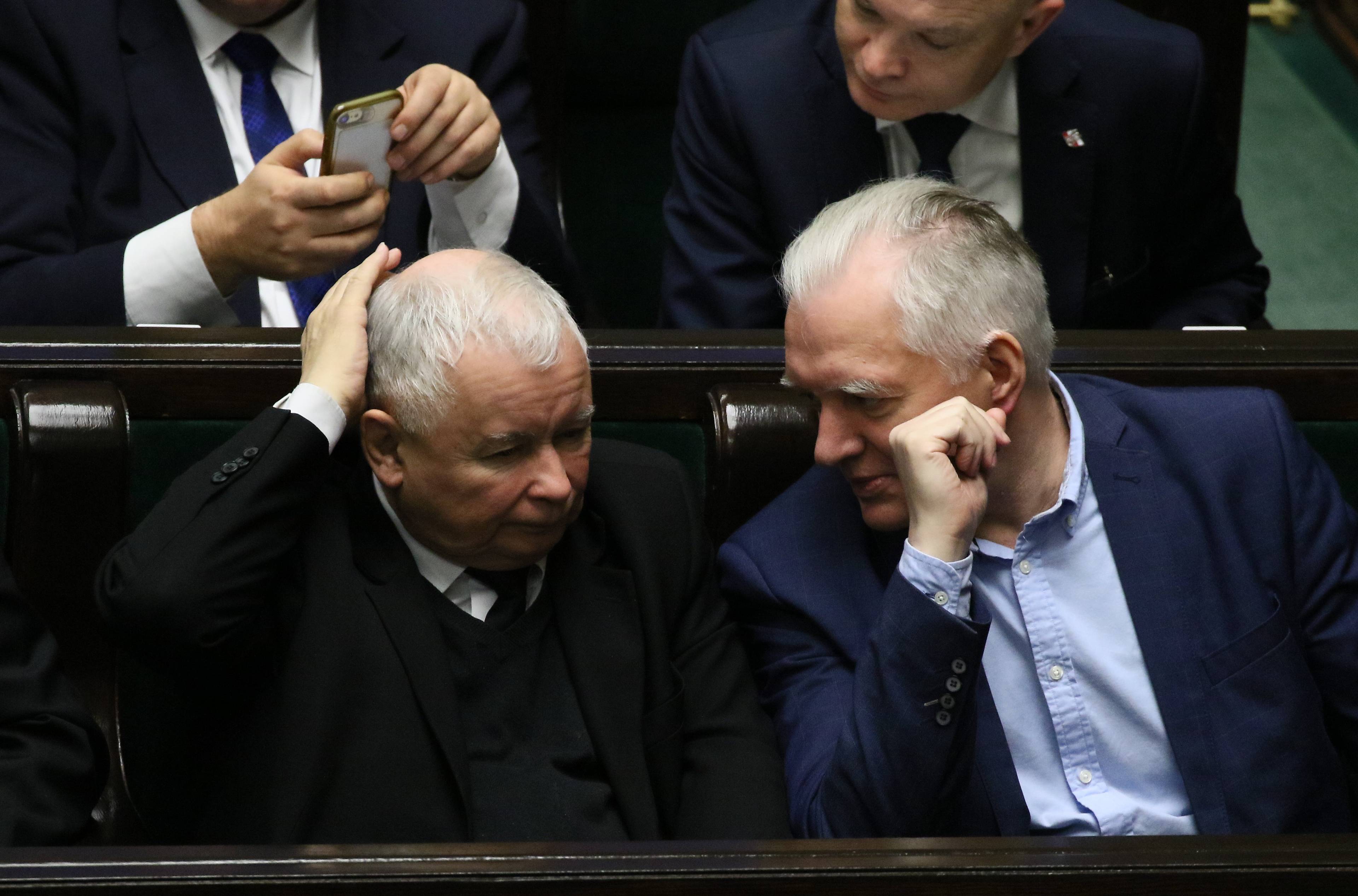 Jarosław Kaczyński i Jarosław Gowin siedzą obok siebie w ławach sejmowych i rozmawiają. Wybory kopertowe