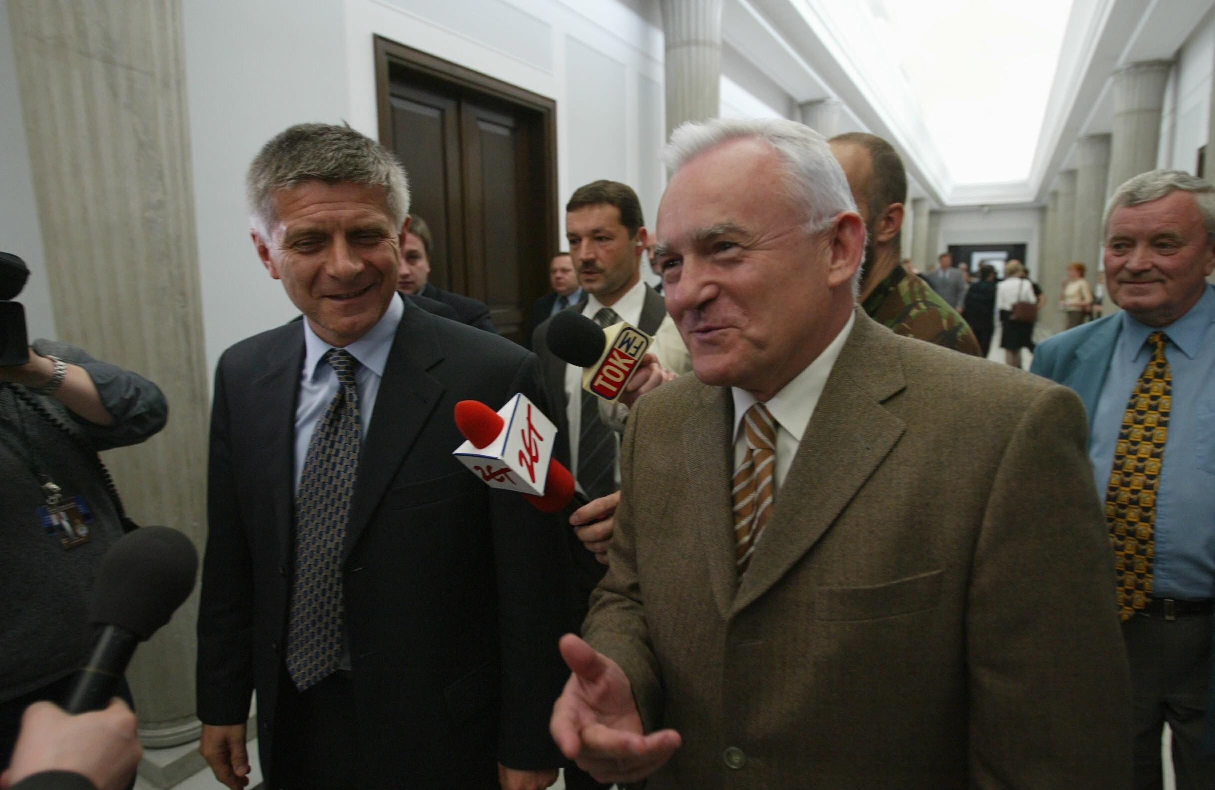 Marek Belka i Leszek Miller na korytarzu sejmowym wśró dziennikarzy w 2004 roku