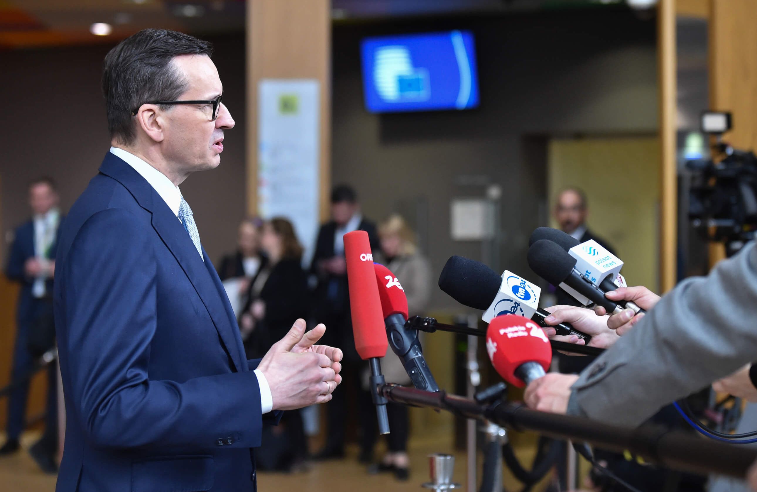 Premier Mateusz Morawiecki rozmawia z dziennikarzami tuż przed rozpoczęciem szczytu Rady Europejskiej