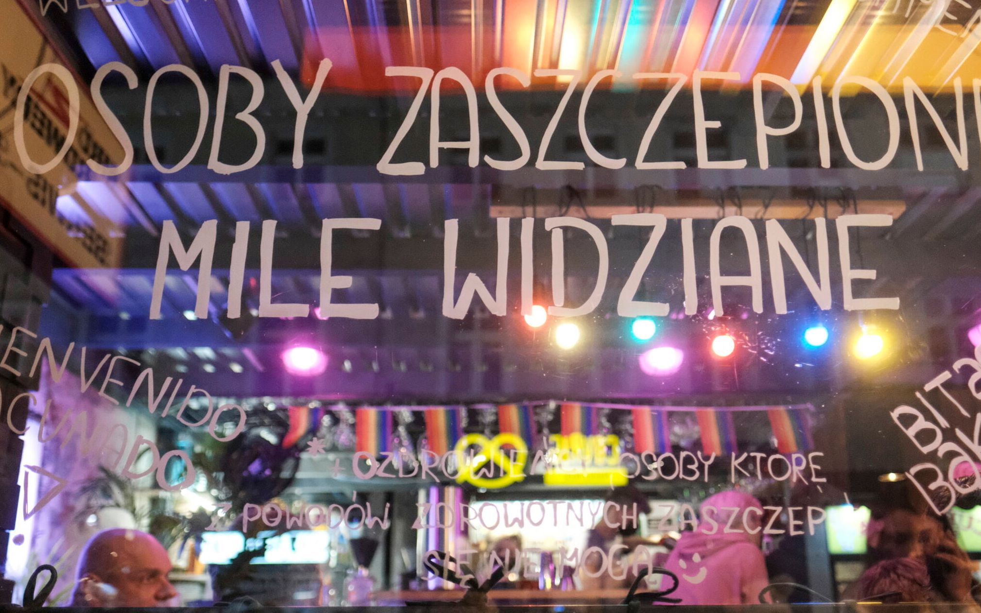 27.11.2021 Poznan . Bar dla homoseksualistow Duze Lokum . Sprawdzanie certyfikatu szczepienia . Bar w piatki i soboty , szczytowe dni z bramka na wejsciu jest dostepne tylko dla osob zaszczepionych .
Fot. Piotr Skornicki / Agencja Wyborcza.pl