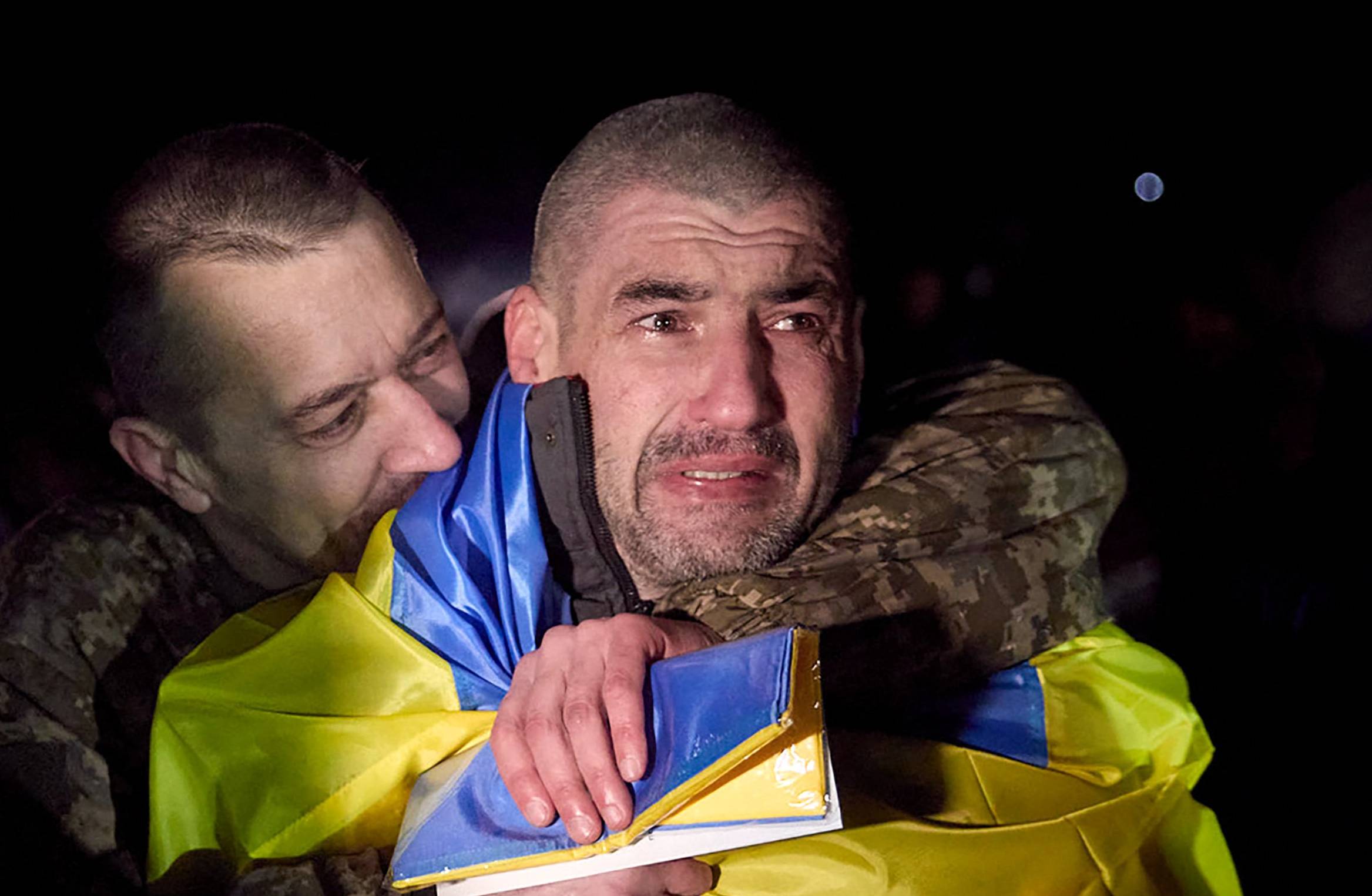 Męczyzna owinięty ukraińską flagą