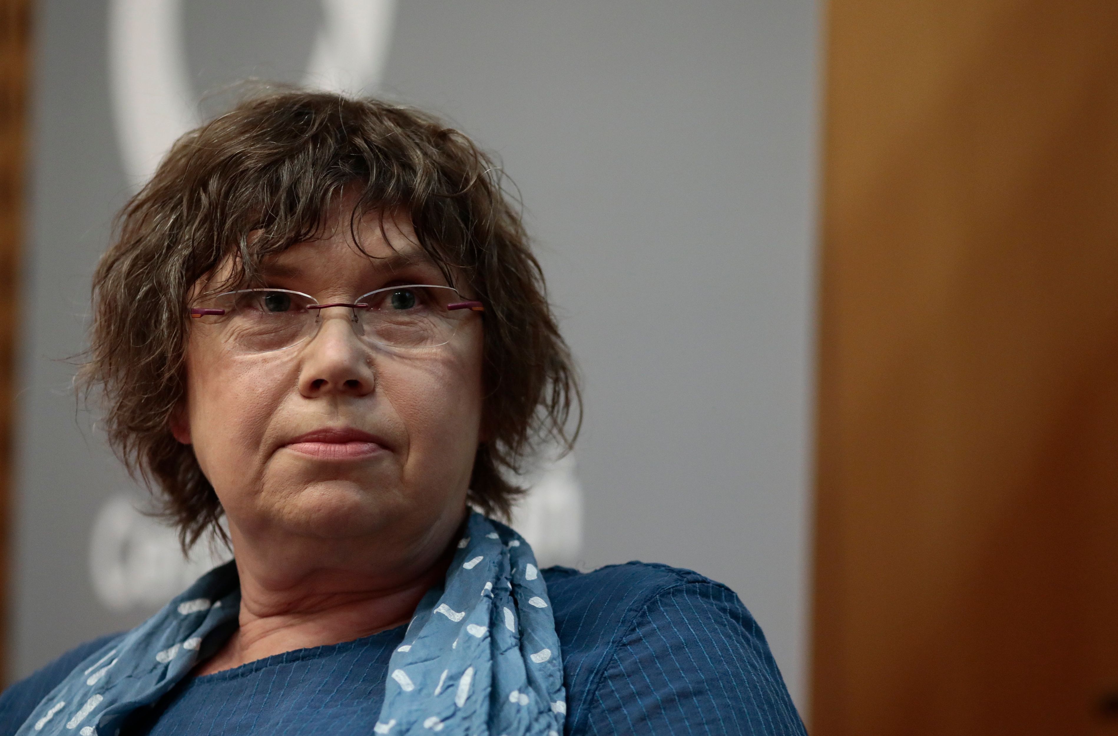 Kobieta siedzi