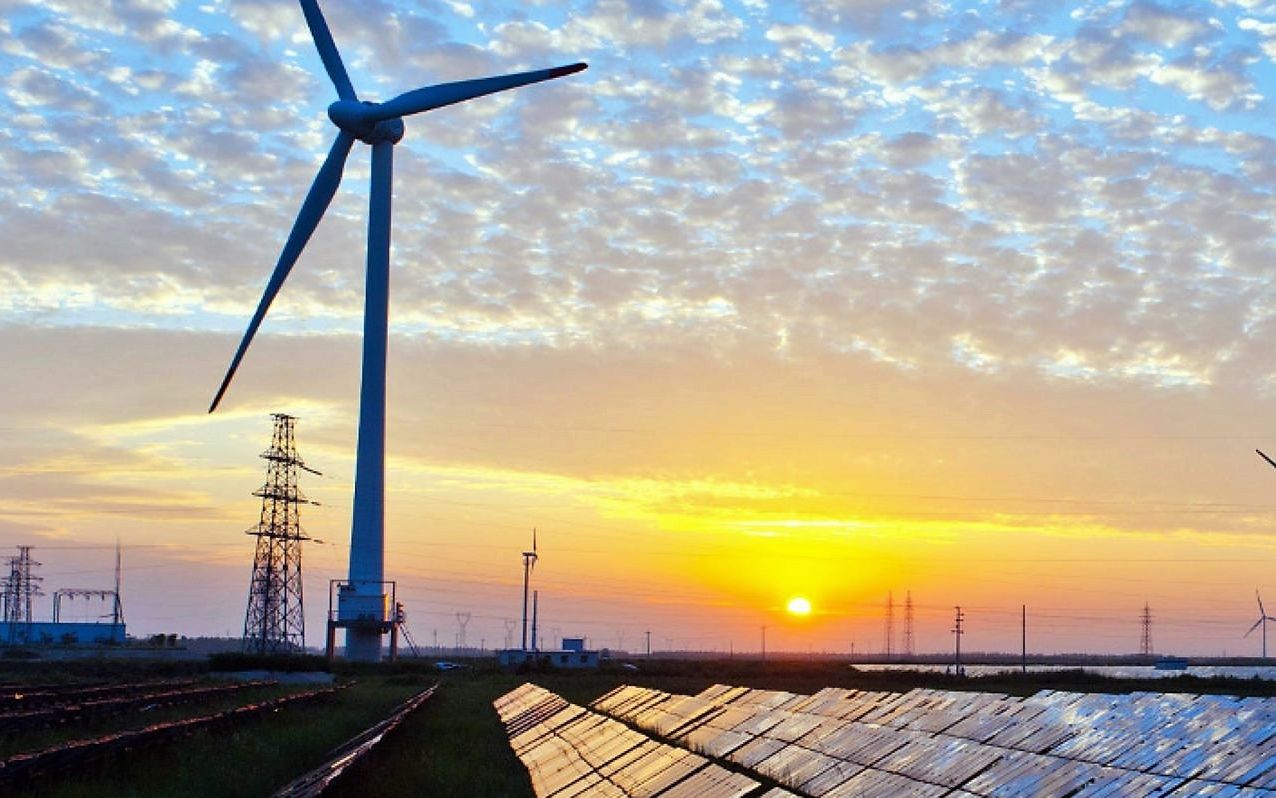 Grafika do artykułu Wynik 37:38. Paliwa kopalne przegrały z odnawialnymi źródłami energii [RAPORT]