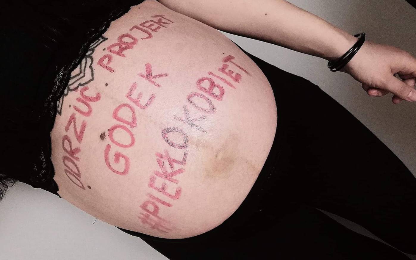 Grafika do artykułu Sześć kobiet ze strachem czeka na samotny poród. Projekt Kai Godek odziera z godności