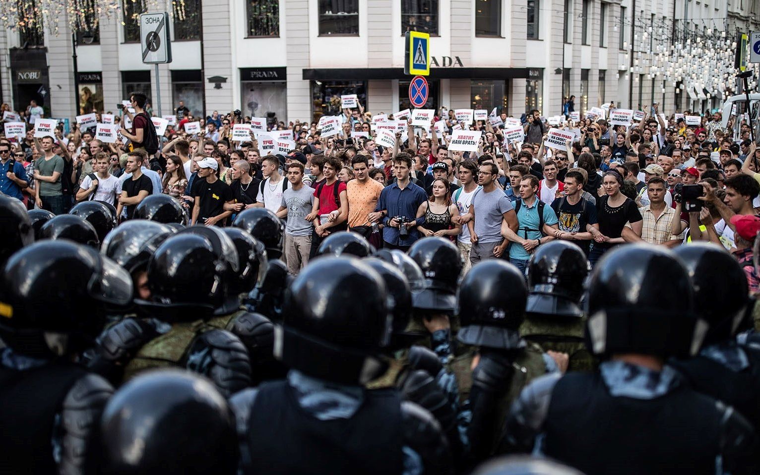 Grafika do artykułu Niewolność zgromadzeń Putina. Policja bije ludzi, oskarża ich o napaść, a sądy skazują