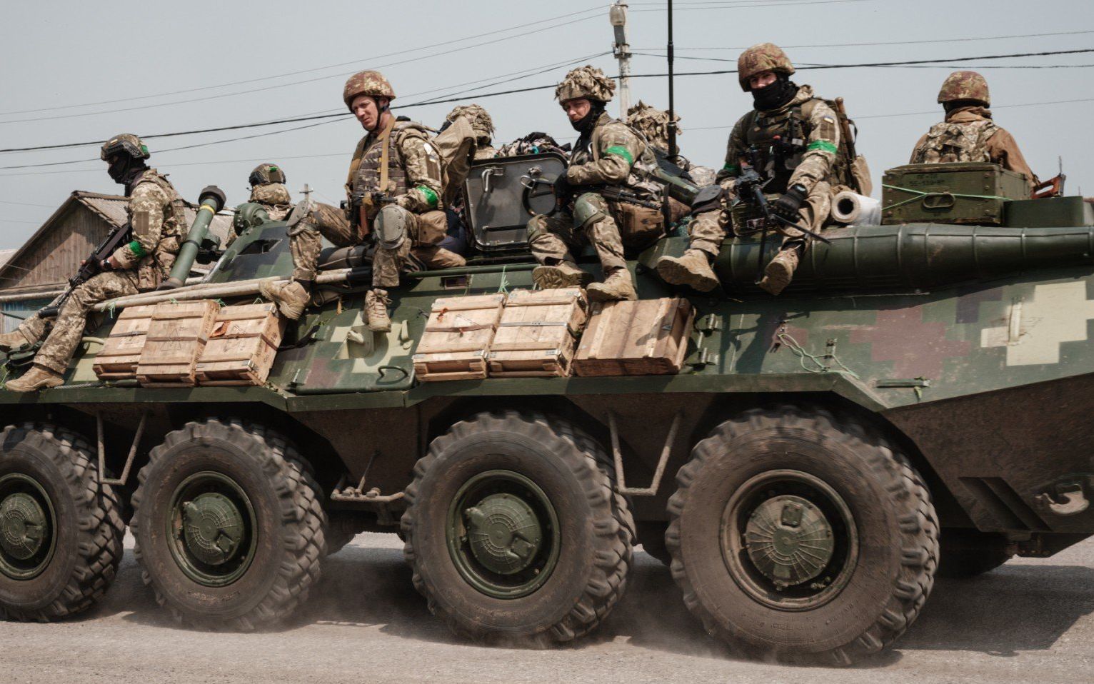 Ukrainian soldiers sit on an armoured Personnel Carrier (APC) in Seversk, eastern Ukraine, on May 8, 2022, amid the Russian invasion of Ukraine. (Photo by Yasuyoshi CHIBA / AFP)
