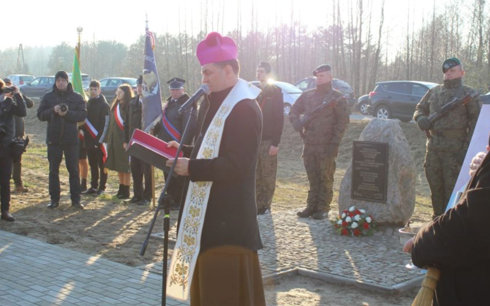 Grafika do artykułu Pomnik kolejarza zamordowanego za pomaganie Żydom w Treblince wywołał skandal. Dlaczego?