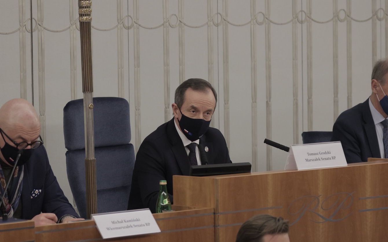 30.03.2021 Warszawa . Senat . Od lewej: wicemarszalek Senatu Michal Kaminski , marszalek Senatu Tomasz Grodzki , senator Bogdan Klich podczas miedzynarodowej konferencji '' Bialorus 2021 '', zorganizowana przez senacka Komisje Spraw Zagranicznych i Unii Europejskiej przy wspolpracy Konferencji Ambasadorow RP . W konferencji wziely udzial osoby zaangazowane w bialoruski ruch demokratyczny , politycy , parlamentarzysci , byli ambasadorowie , eksperci z USA , Litwy , Czech , Unii Europejskiej .
Fot. Slawomir Kaminski / Agencja Gazeta