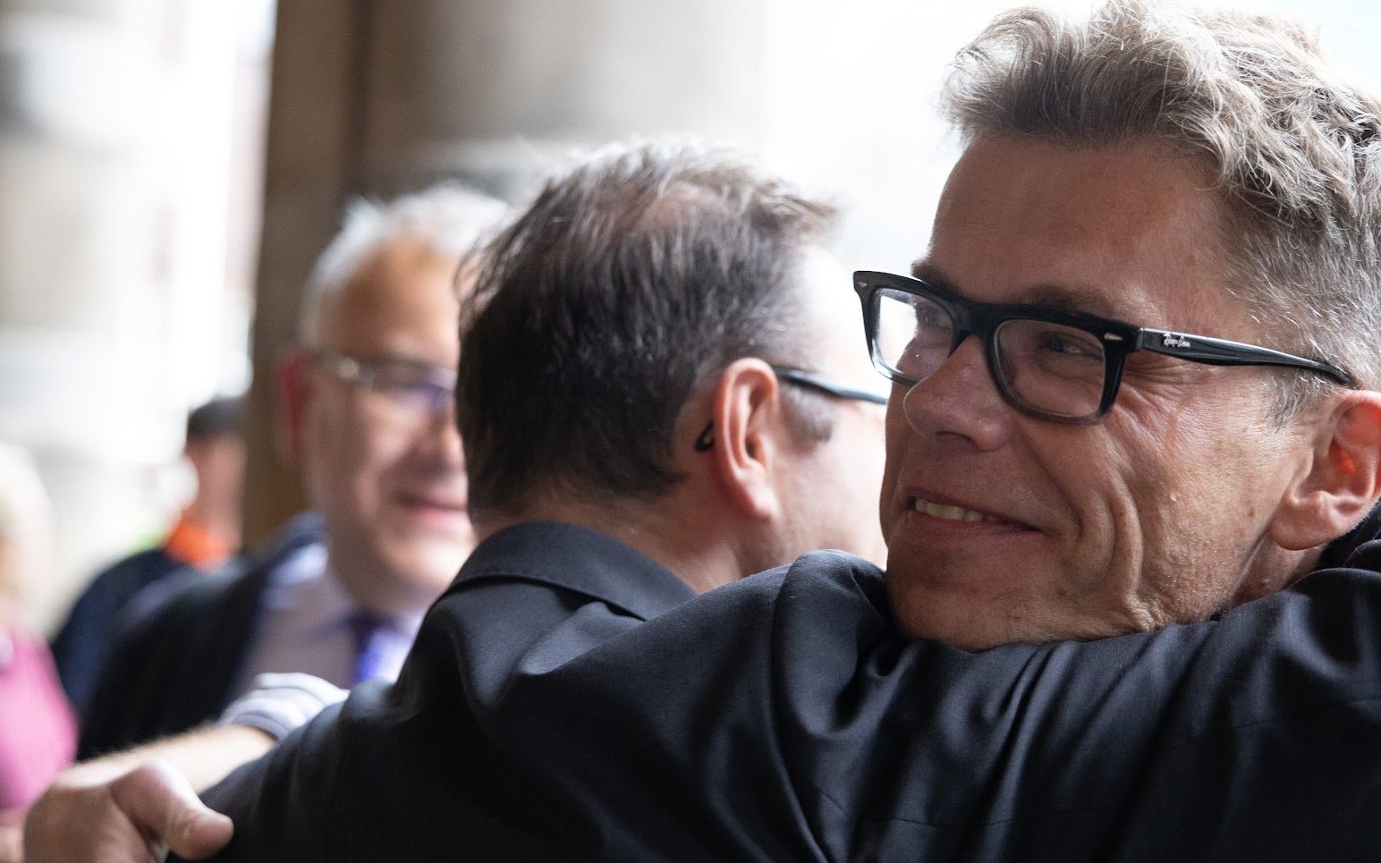 John Morijn i Igor Tuleya obejmują się