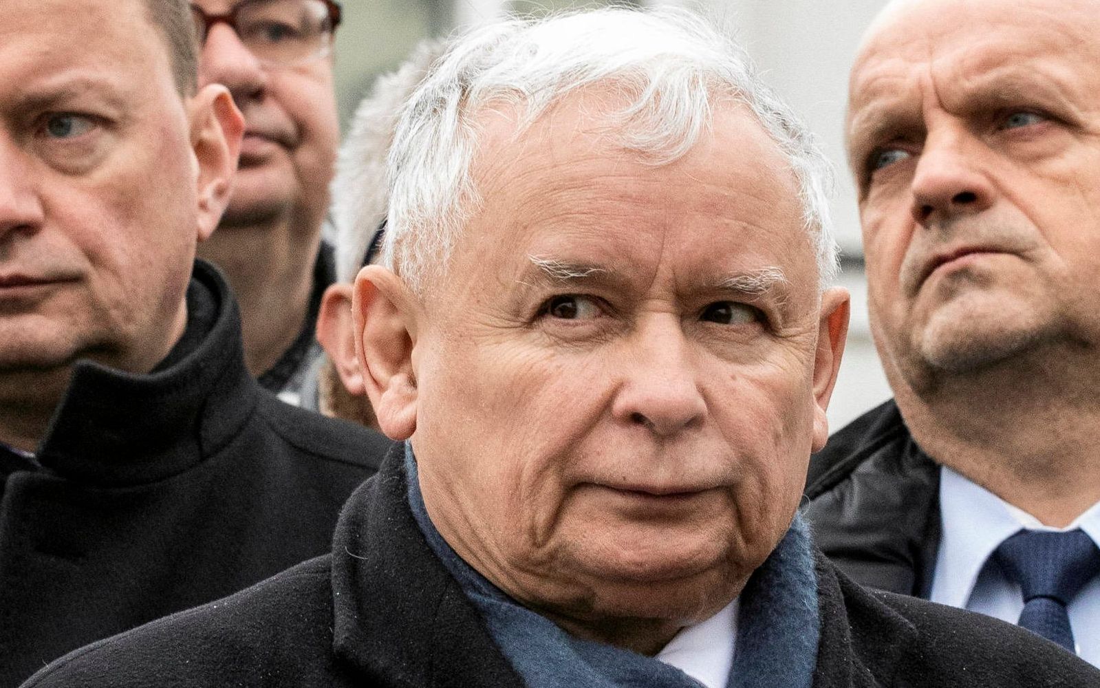 10.02.2018 Warszawa , ul. Krakowskie Przedmiescie . N/z Rzecznik prasowy PiS Beata Mazurek , Minister Obrony Narodowej Mariusz Blaszczak i Prezes PiS Jaroslaw Kaczynski podczas porannych obchodow 94 miesiecznicy smolenskiej przed Palacem Prezydenckim . 
Fot. Dawid Zuchowicz / Agencja Gazeta