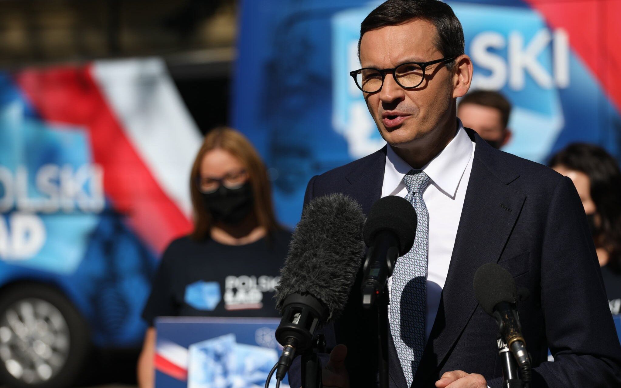 10.09.2021 Warszawa , Al. Ujazdowskie 1/3 , KPRM . Premiera rzadu PiS Mateusz Morawiecki podsumowuje akcje  10 programów na 100 dni  ( " polski lad ", vel.  " nowy lad "). Ze wzgledu na demonstracje pracownikow sadow przed KPRM SOP nie wyrazil zgody na organizacje konferencji i zostala ona przeniesiona na dziedziniec .
Fot. Maciek Jazwiecki / Agencja Gazeta