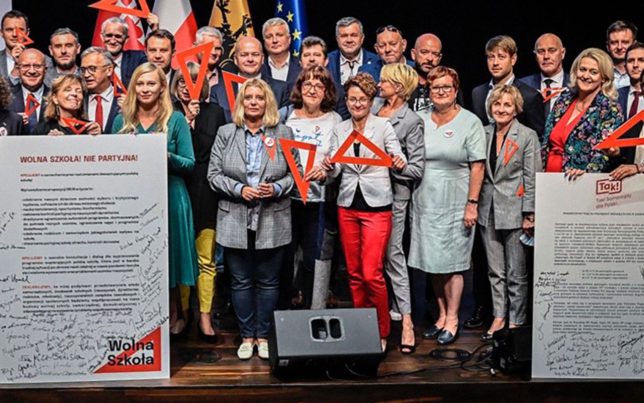 Grafika do artykułu Dziecko mówiące Czarnkiem w spocie kampanii #WolnaSzkoła. W sali ECS powiało grozą