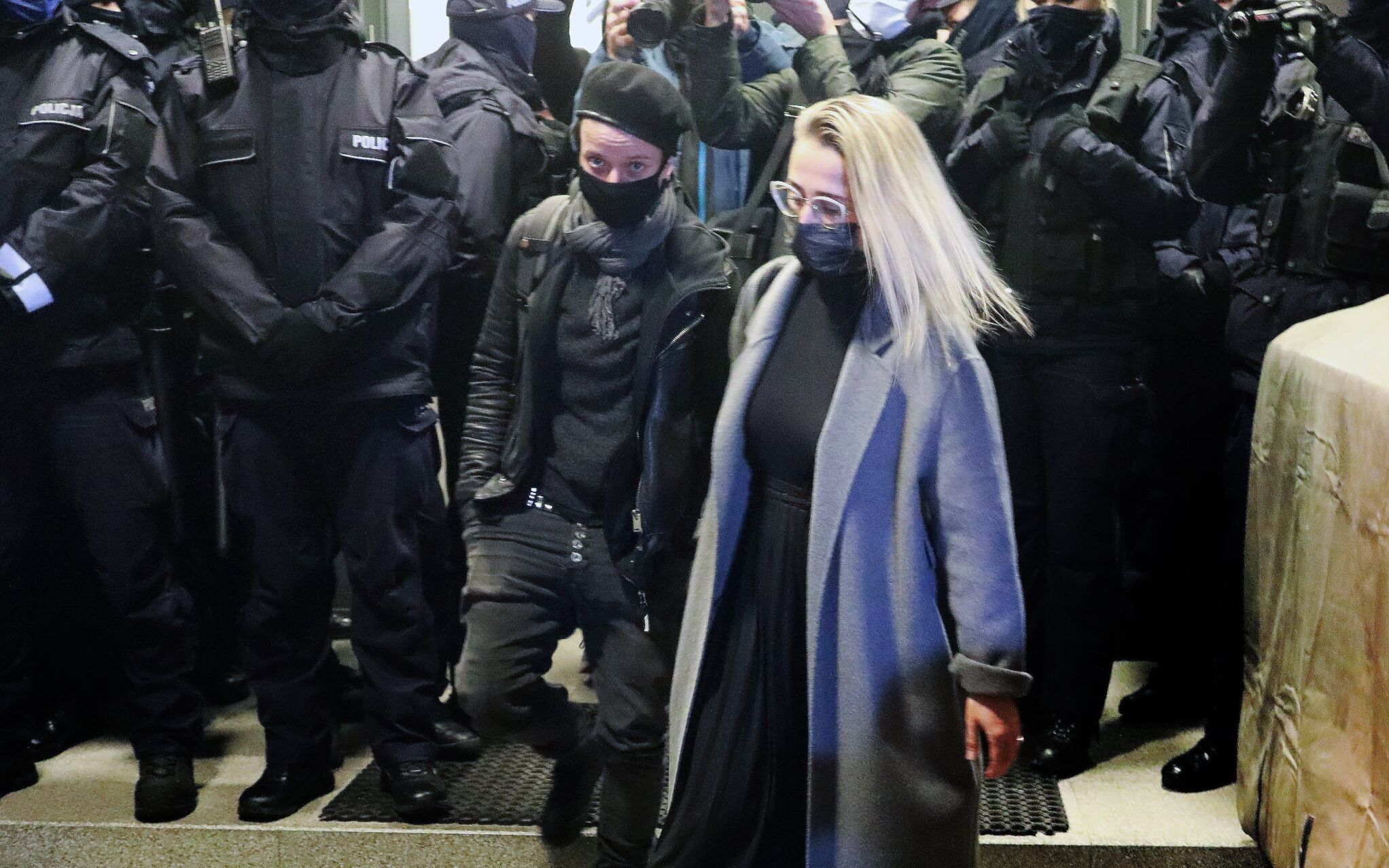 23.11.2020 Warszawa , ulica Wilcza . Komenda Policji . Fotoreporterka Agata Grzybowska podczas opuszczania komendy po zatrzymaniu w czasie pracy na manifestacji przed Ministerstwem Edukacji i Nauki .
Fot. Jacek Marczewski / Agencja Gazeta
