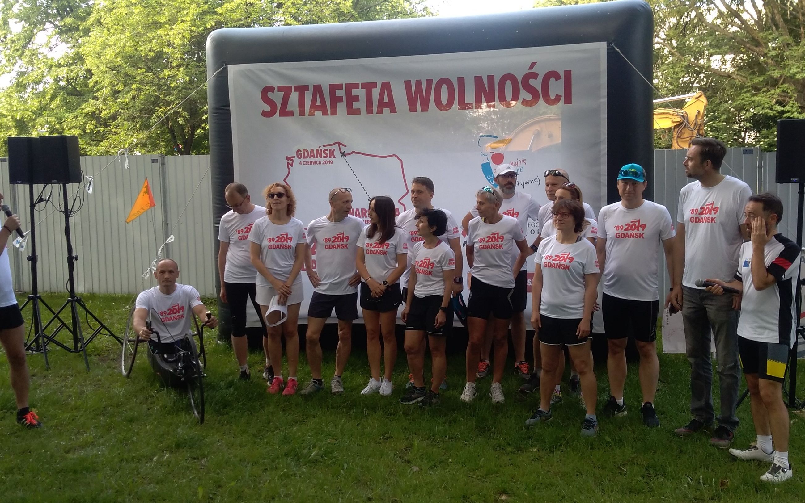 Grafika do artykułu "Wolność to bieg i bieg to wolność”. W sztafecie wolności do Gdańska biegnie też ekipa OKO.press