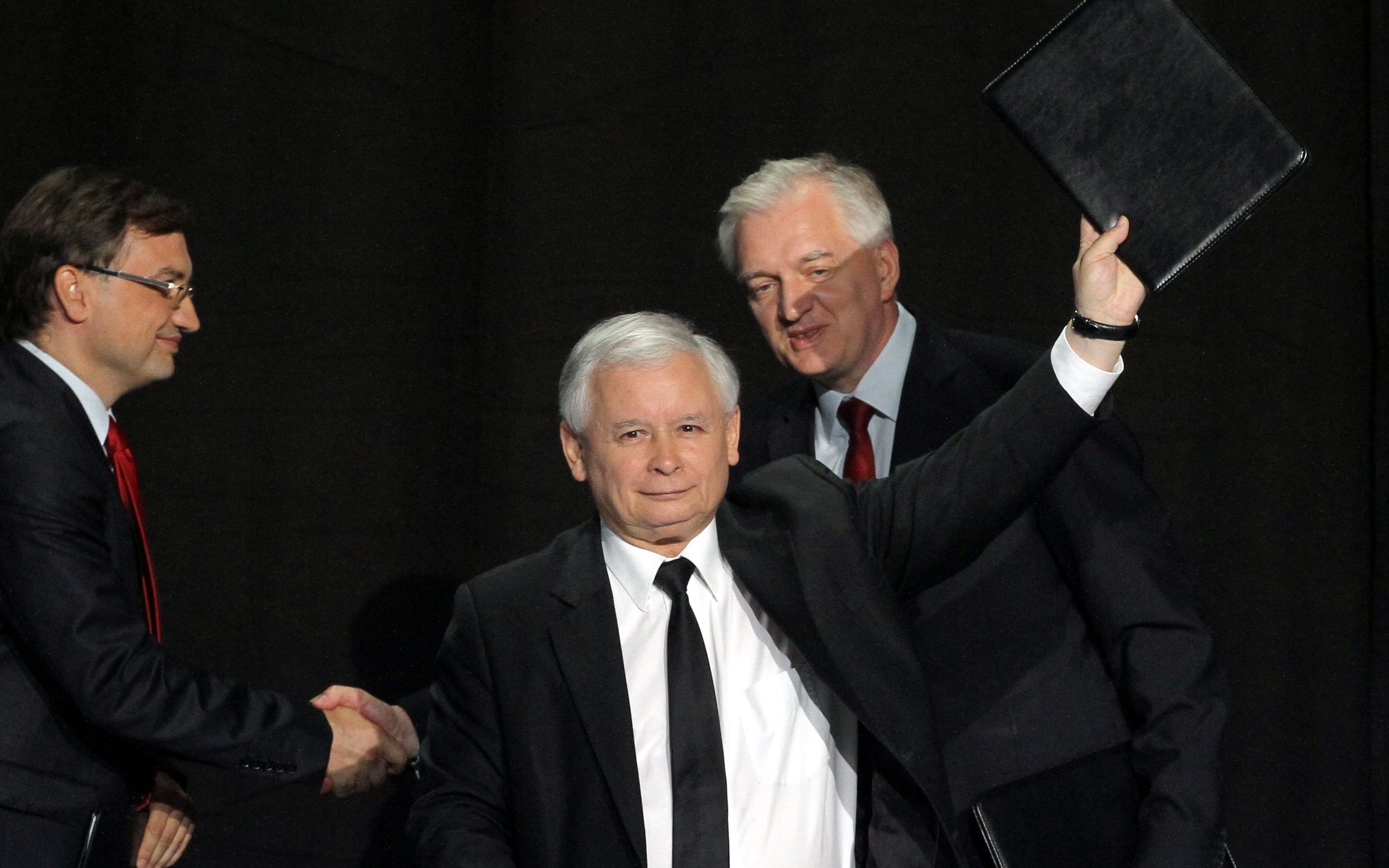 19.07.2014 Warszawa , Ul Pradzynskiego , hale Expo . (od lewej:) Zbigniew Ziobro , Jaroslaw Kaczynski i Jaroslaw Gowin - podpisali porozumienie na prawicy podczas Zgromadzenia Obywatelskiego " Czas na zmiany " .
Fot . Slawomir Kaminski / Agencja Gazeta