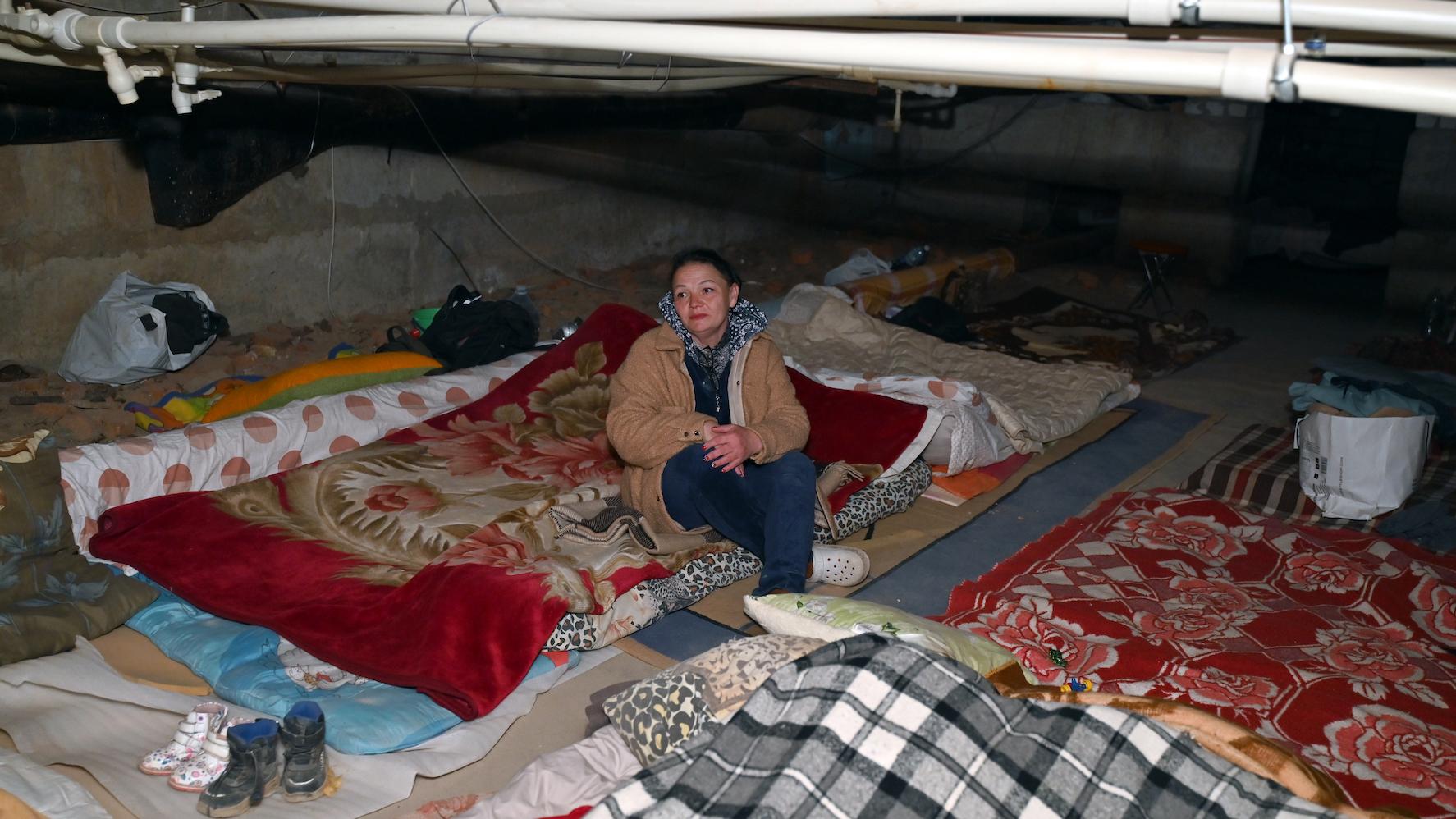 Kobieta schroniła się w piwnicy. Charków, Ukraina