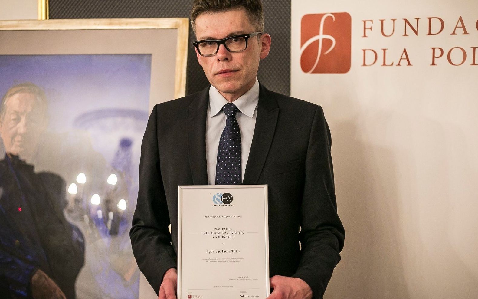 Grafika do artykułu Prof. Zajadło o Igorze Tulei: nie zapomniał o etosie sędziego, który wyznaczają prawo, prawda i sprawiedliwość