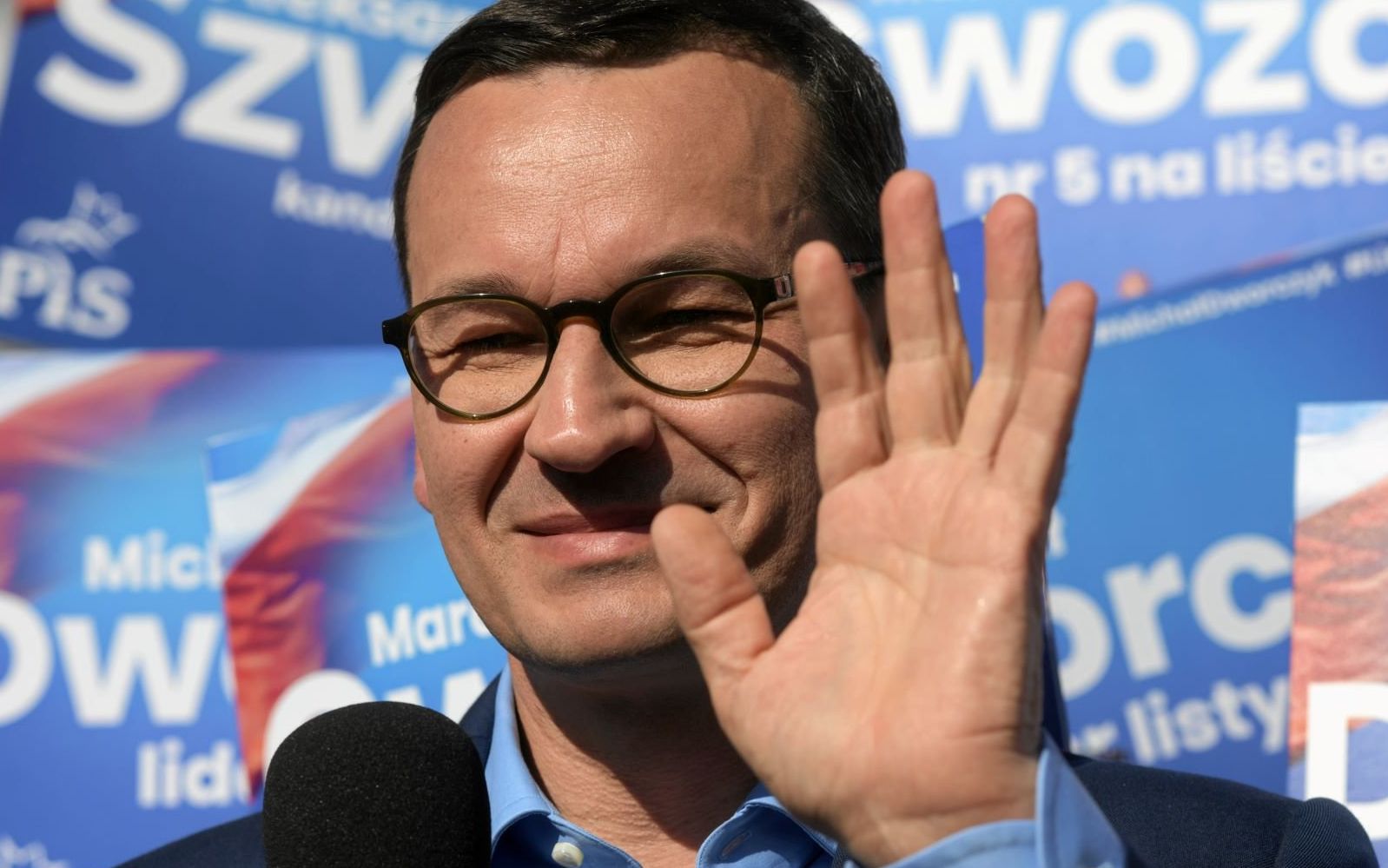 Grafika do artykułu Morawiecki: „Jesteśmy partią spokoju, normalności”. Odklejone od rzeczywistości wyborcze spotkania PiS