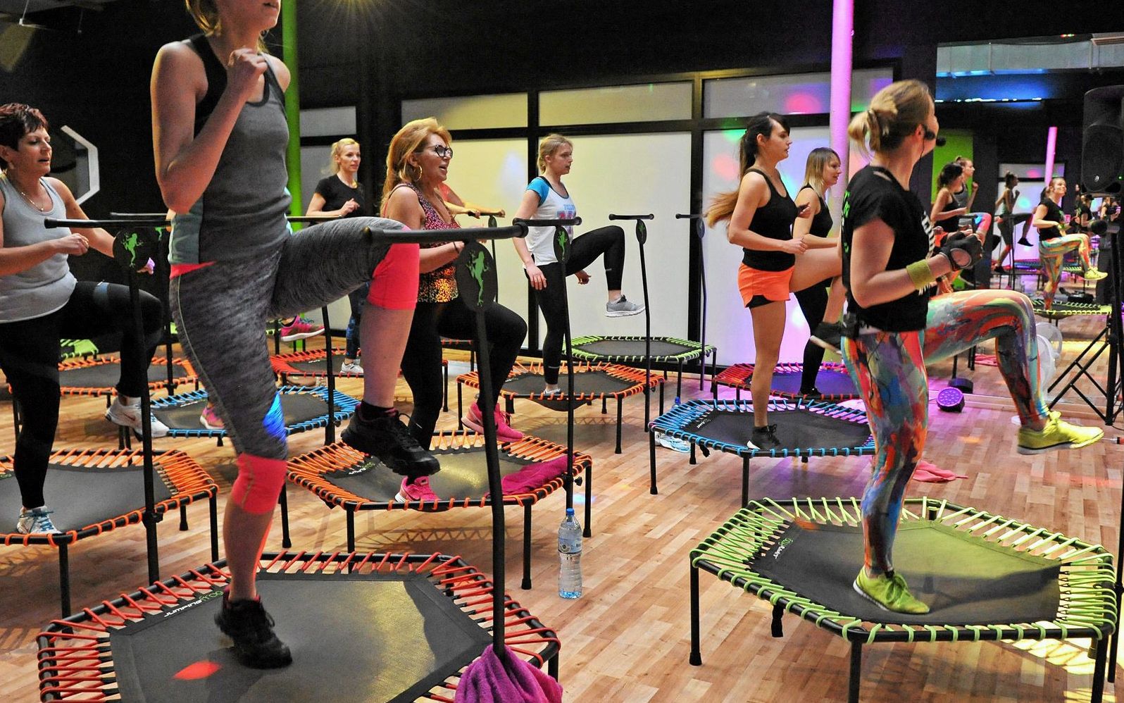 06.04.2017 Katowice , Jumping Frog Centrum , cwiczenia fitness na trampolinach .
Fot. Anna Lewanska / Agencja Gazeta