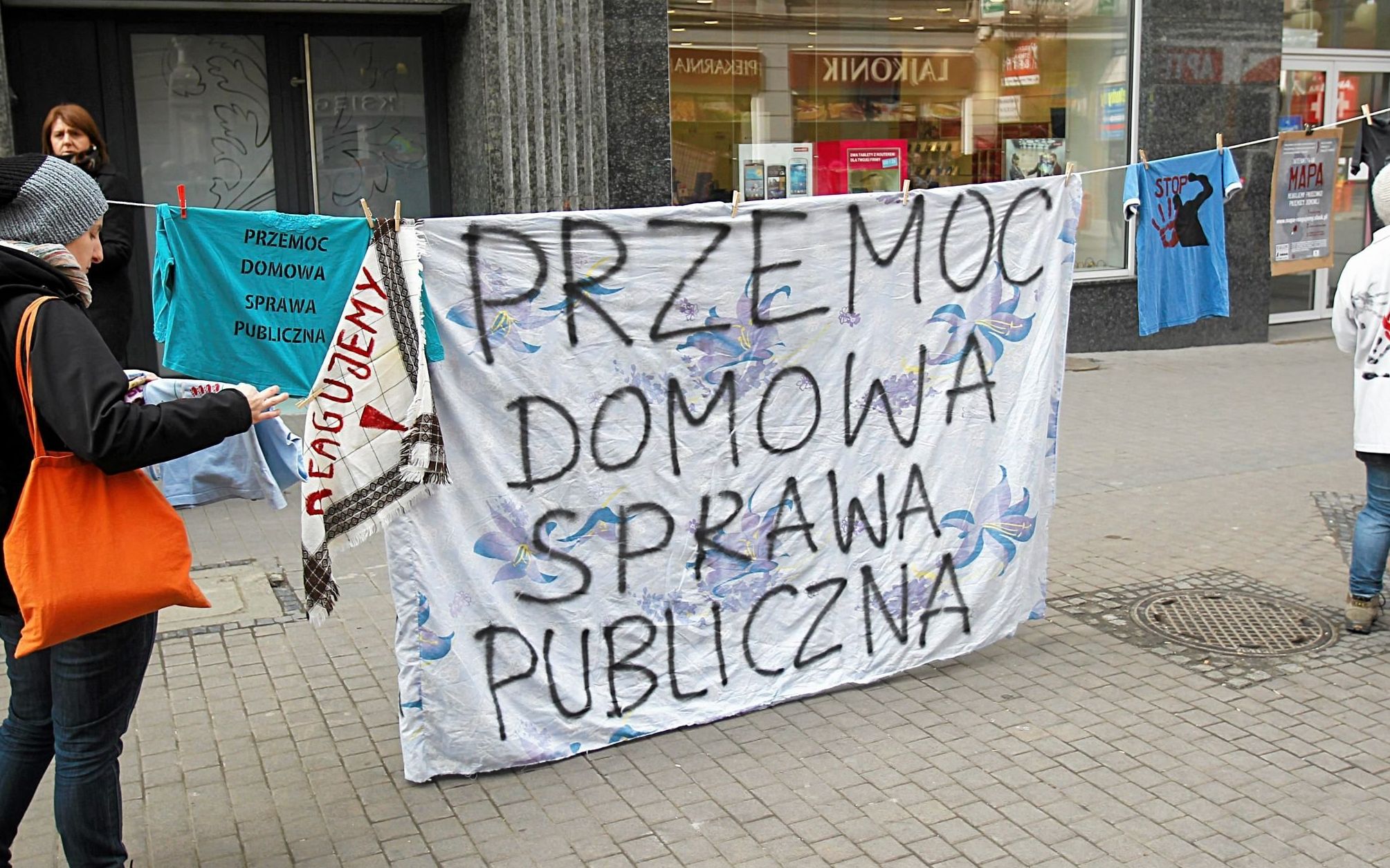 Grafika do artykułu Koronawirus zamyka nas w domach, w wielu rośnie przemoc. Gdzie szukać pomocy?