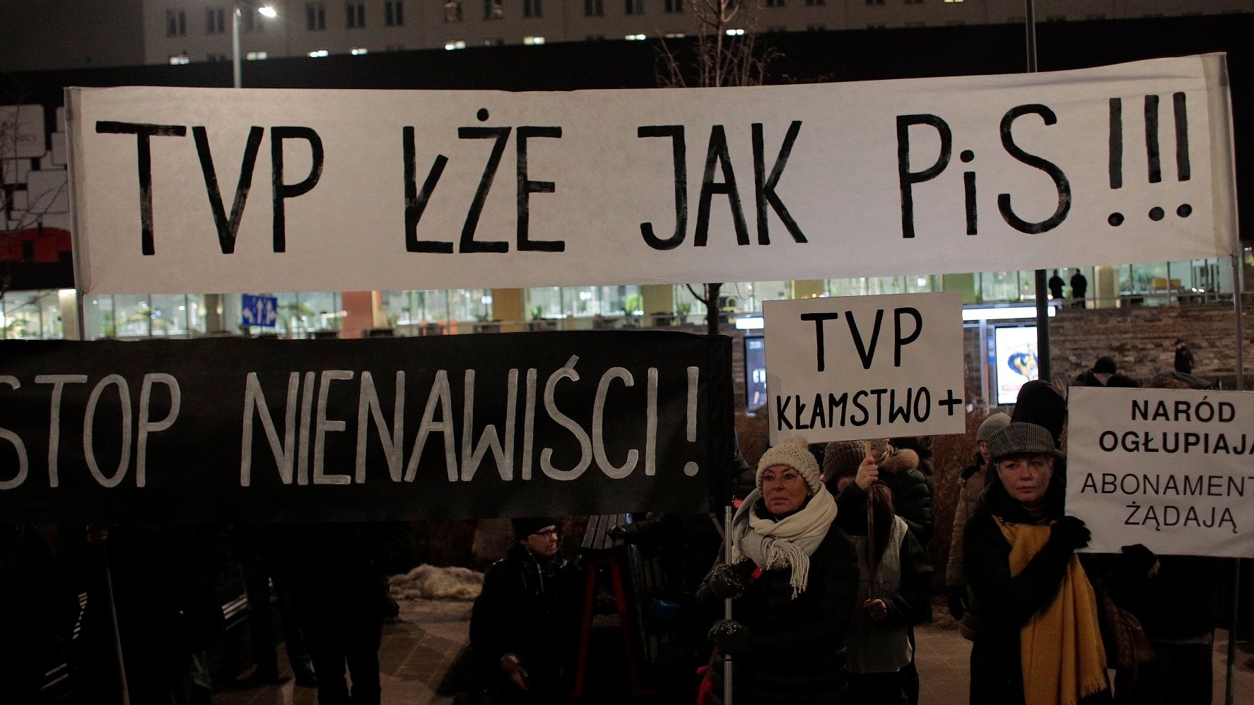 16.01.2019 Warszawa , plac Powstancow Warszawy 7 . Protest pod redakcja TVP " Stop propagandzie nienawisci " .
Fot. Dawid Zuchowicz / Agencja Gazeta