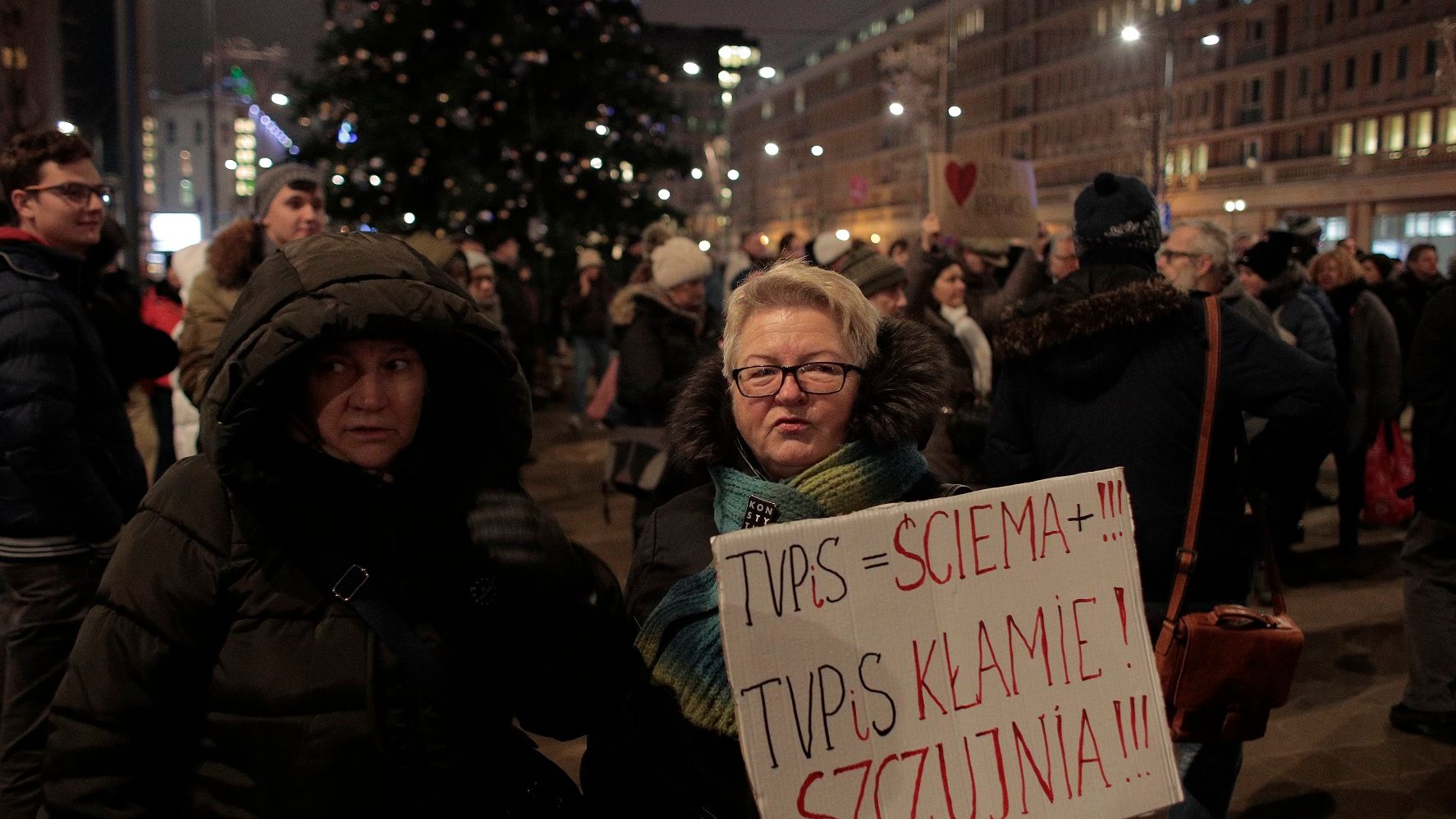 16.01.2019 Warszawa , plac Powstancow Warszawy 7 . Protest pod redakcja TVP " Stop propagandzie nienawisci " .
Fot. Dawid Zuchowicz / Agencja Gazeta