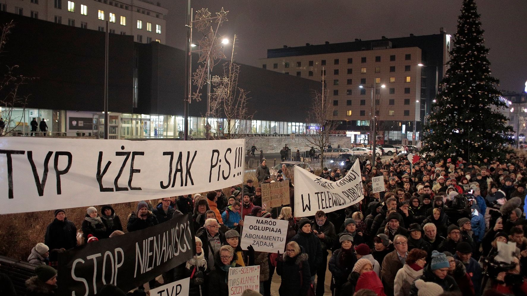 16.01.2019 Warszawa , plac Powstancow Warszawy 7 . Protest pod redakcja TVP " Stop propagandzie nienawisci " .
Fot. Dawid Zuchowicz / Agencja Gazeta