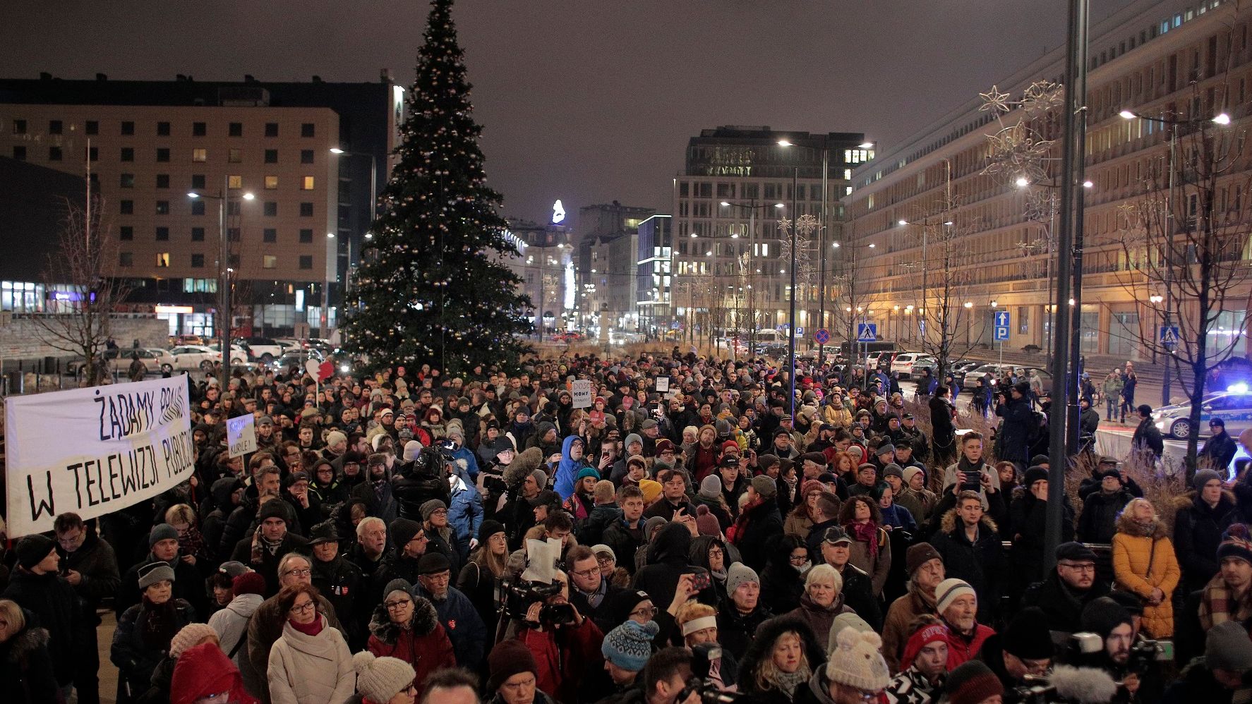 16.01.2019 Warszawa , plac Powstancow Warszawy 7 . Protest pod redakcja TVP " Stop propagandzie nienawisci " .
Fot. Dawid Zuchowicz / Agencja Gazeta